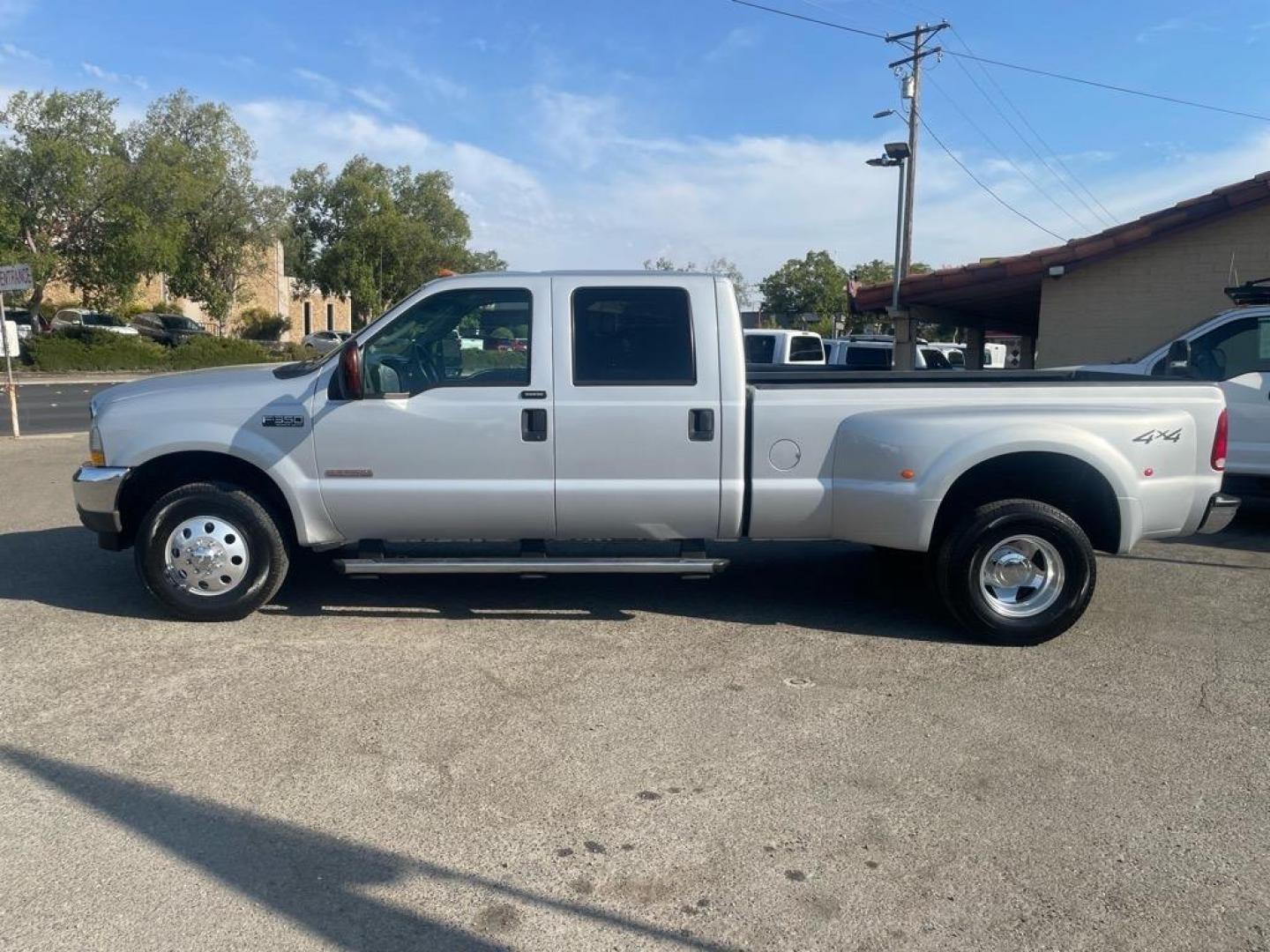 2004 Silver Clearcoat Metallic Ford F-350 Super Duty XLT (1FTWW33P94E) with an Power Stroke 6.0L Diesel Turbo V8 325hp 560ft. lbs. Other engine, 5-Speed Automatic transmission, located at 800 Riverside Ave, Roseville, CA, 95678, (916) 773-4549, 38.732265, -121.291039 - DIESEL CREW CAB 4X4 XLT ONE OWNER SERVICE RECORDS - Photo#4