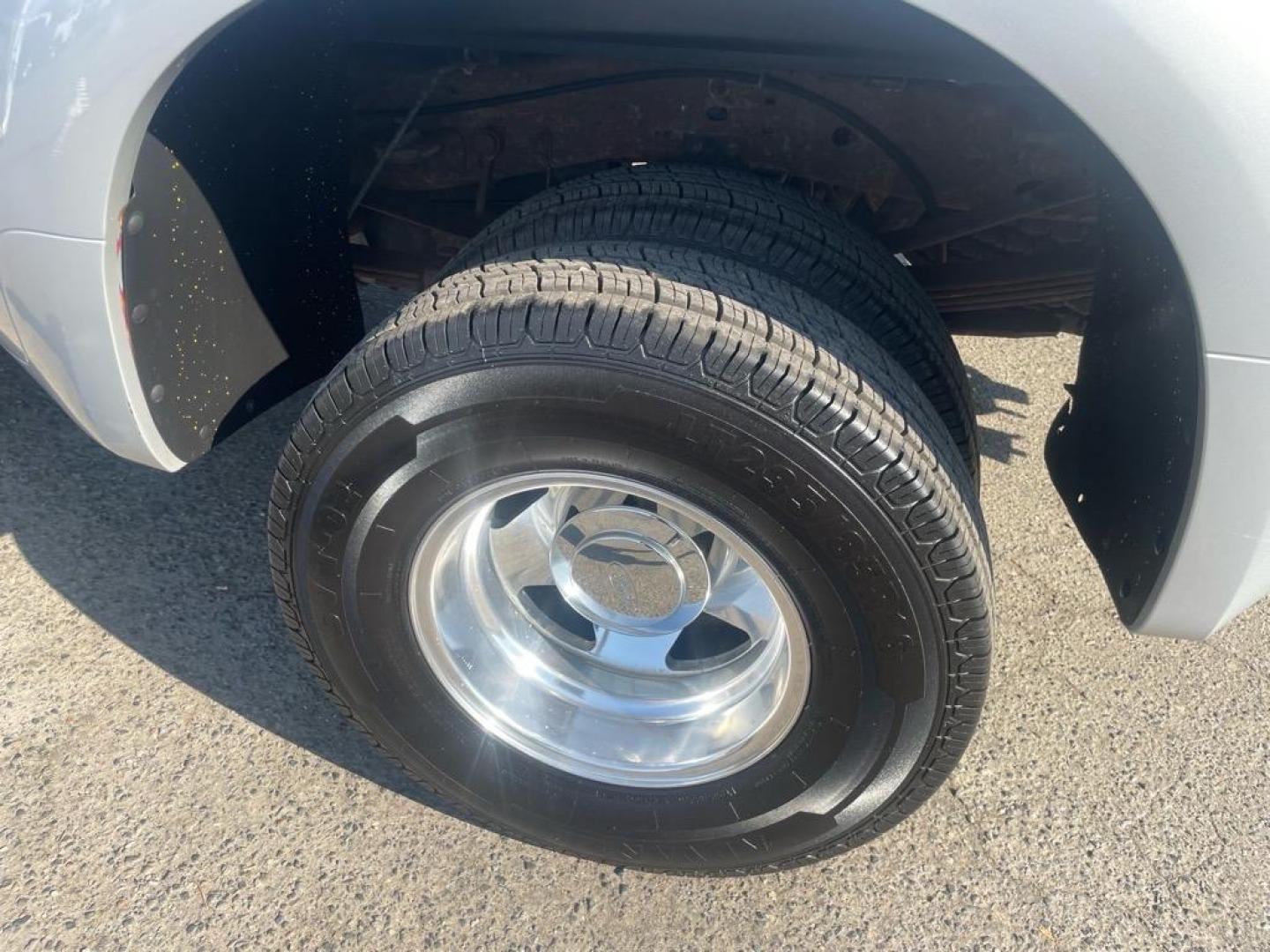 2004 Silver Clearcoat Metallic Ford F-350 Super Duty XLT (1FTWW33P94E) with an Power Stroke 6.0L Diesel Turbo V8 325hp 560ft. lbs. Other engine, 5-Speed Automatic transmission, located at 800 Riverside Ave, Roseville, CA, 95678, (916) 773-4549, 38.732265, -121.291039 - DIESEL CREW CAB 4X4 XLT ONE OWNER SERVICE RECORDS - Photo#6