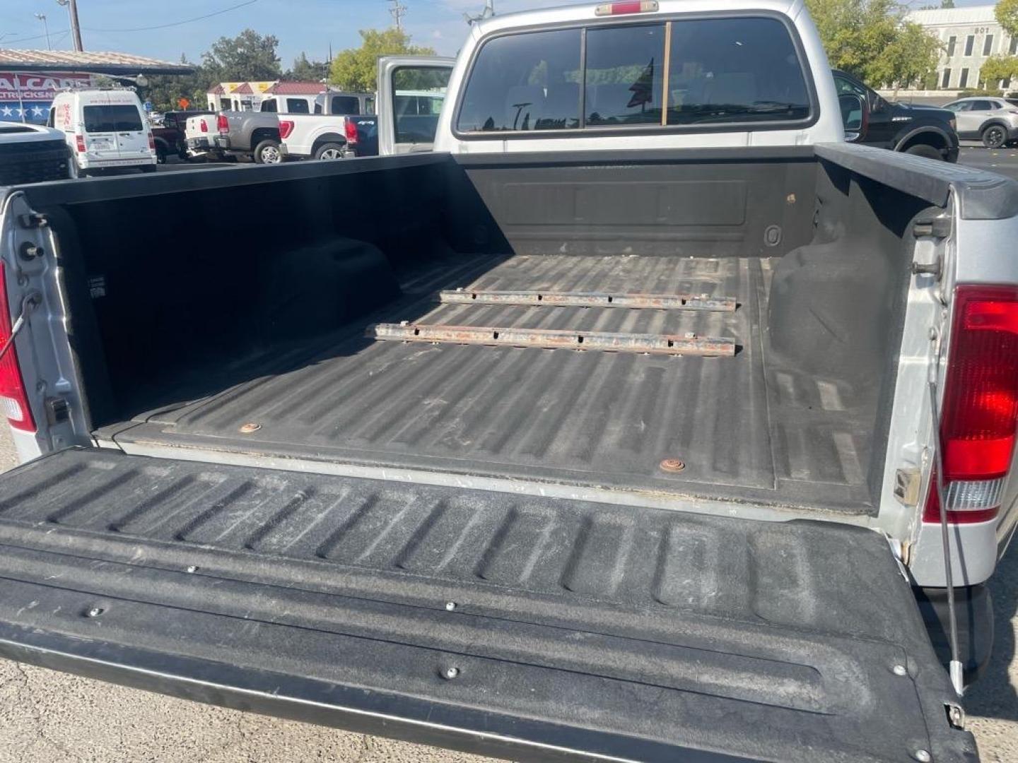 2004 Silver Clearcoat Metallic Ford F-350 Super Duty XLT (1FTWW33P94E) with an Power Stroke 6.0L Diesel Turbo V8 325hp 560ft. lbs. Other engine, 5-Speed Automatic transmission, located at 800 Riverside Ave, Roseville, CA, 95678, (916) 773-4549, 38.732265, -121.291039 - DIESEL CREW CAB 4X4 XLT ONE OWNER SERVICE RECORDS - Photo#9