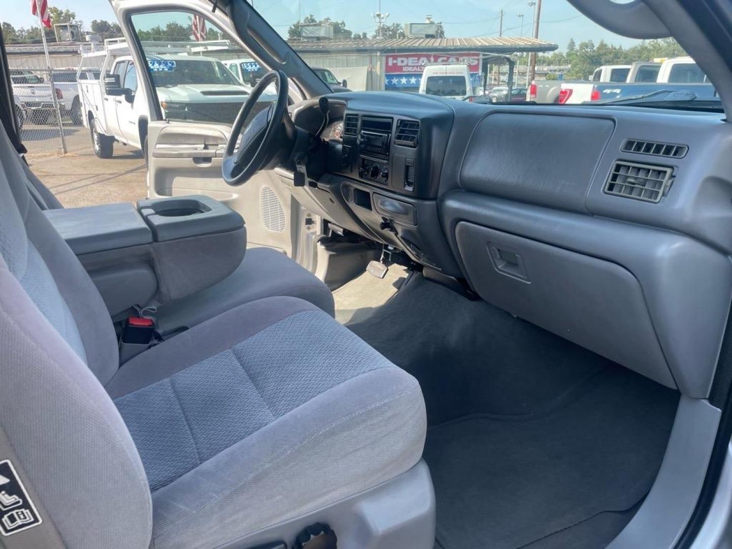 2004 Silver Clearcoat Metallic Ford F-350 Super Duty XLT (1FTWW33P94E) with an Power Stroke 6.0L Diesel Turbo V8 325hp 560ft. lbs. Other engine, 5-Speed Automatic transmission, located at 800 Riverside Ave, Roseville, CA, 95678, (916) 773-4549, 38.732265, -121.291039 - DIESEL CREW CAB 4X4 XLT ONE OWNER SERVICE RECORDS - Photo#12