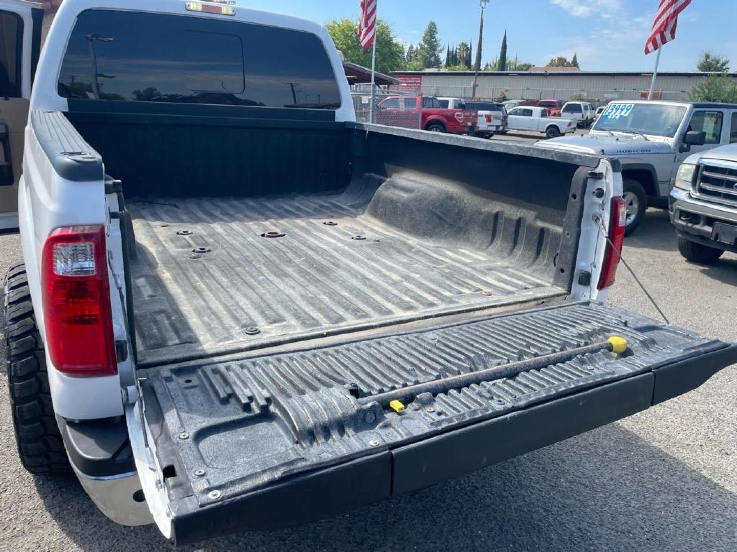 2014 Oxford White Ford F-250 Super Duty Lariat (1FT7W2BT5EE) with an 6.7L Power Stroke 6.7L Biodiesel Turbo V8 400hp 800ft. lbs. Common Rail Direct Injection engine, 6-Speed Shiftable Automatic transmission, located at 800 Riverside Ave, Roseville, CA, 95678, (916) 773-4549, 38.732265, -121.291039 - DIESEL CREW CAB 4X4 LARIAT CLEAN CARFAX - Photo#9