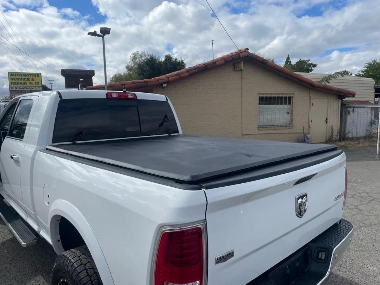 2017 Bright White Clear Coat RAM 2500 Laramie (3C6UR5NL6HG) with an 6.7L Cummins 6.7L Diesel Turbo I6 350hp 660ft. lbs. Common Rail Direct Injection engine, Automatic transmission, located at 800 Riverside Ave, Roseville, CA, 95678, (916) 773-4549, 38.732265, -121.291039 - CUMMINS DIESEL MEGA CAB 4X4 LARAMIE CLEAN CARFAX - Photo#9