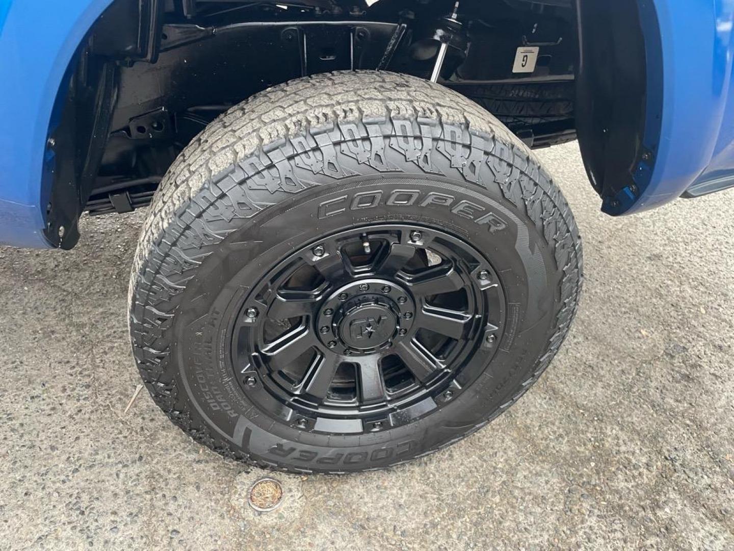 2017 Blazing Blue Pearl Toyota Tacoma TRD Sport (5TFCZ5AN6HX) with an 3.5L 3.5L V6 278hp 265ft. lbs. Direct Injection engine, 6-Speed Manual transmission, located at 800 Riverside Ave, Roseville, CA, 95678, (916) 773-4549, 38.732265, -121.291039 - 4X4 DOUBLE CAB TRD SPORT LEATHER MOON ROOF SERVICE RECORDS MANUAL TRANSMISSION - Photo#6