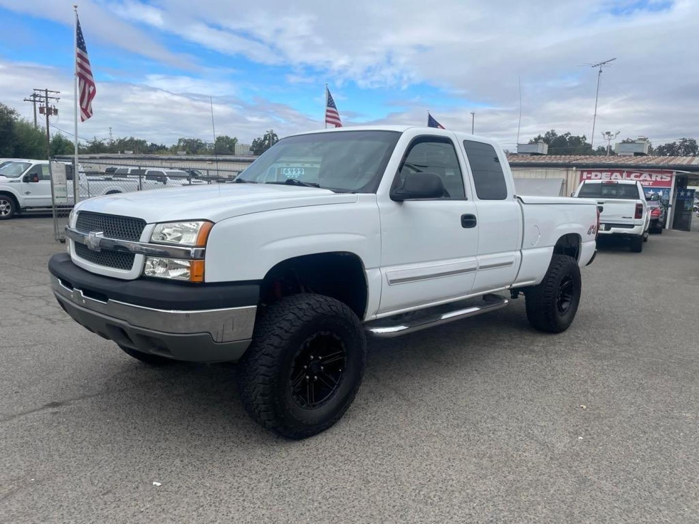 2003 Summit White/Light Pewter Metallic Chevrolet Silverado 1500 LS (1GCEK19V93E) with an 4.8L V8 270hp 285ft. lbs. Other engine, 4-Speed Automatic transmission, located at 800 Riverside Ave, Roseville, CA, 95678, (916) 773-4549, 38.732265, -121.291039 - 4X4 EXTENDED CAB LS LOW MILES LIFTED CLEAN CARFAX - Photo#0