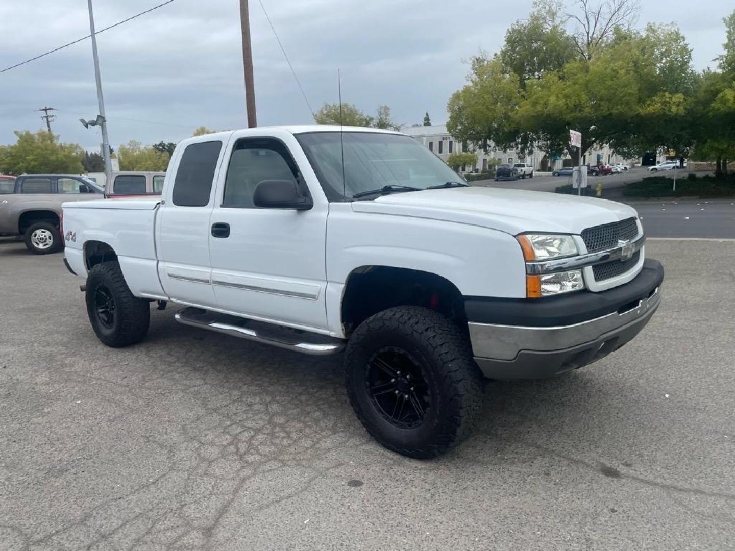 2003 Summit White/Light Pewter Metallic Chevrolet Silverado 1500 LS (1GCEK19V93E) with an 4.8L V8 270hp 285ft. lbs. Other engine, 4-Speed Automatic transmission, located at 800 Riverside Ave, Roseville, CA, 95678, (916) 773-4549, 38.732265, -121.291039 - 4X4 EXTENDED CAB LS LOW MILES LIFTED CLEAN CARFAX - Photo#1