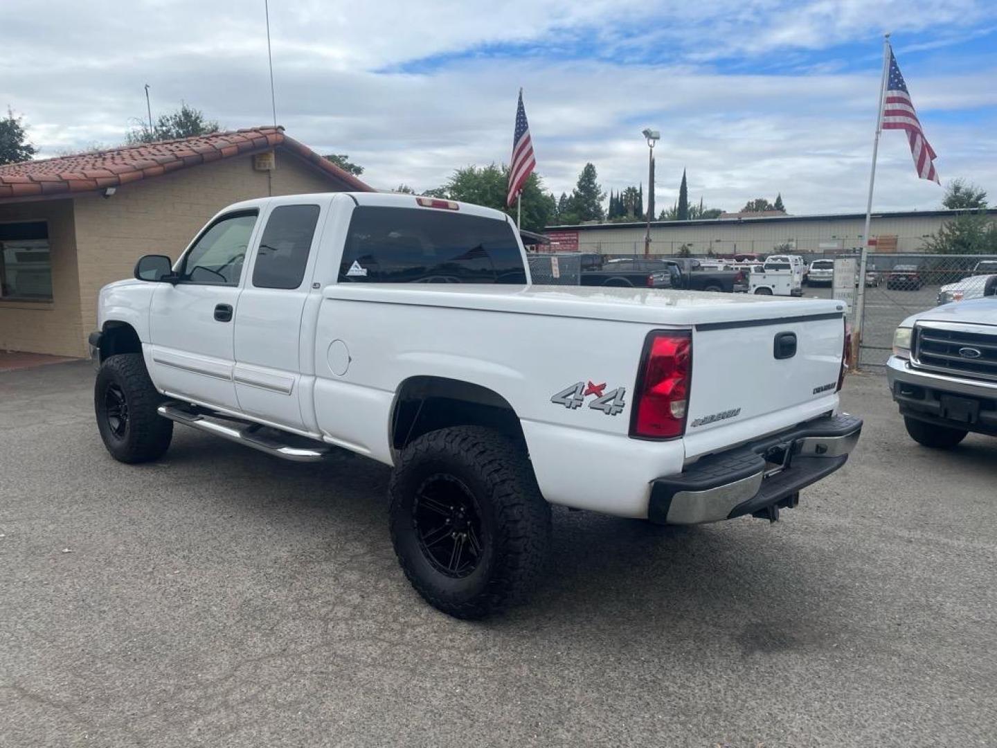 2003 Summit White/Light Pewter Metallic Chevrolet Silverado 1500 LS (1GCEK19V93E) with an 4.8L V8 270hp 285ft. lbs. Other engine, 4-Speed Automatic transmission, located at 800 Riverside Ave, Roseville, CA, 95678, (916) 773-4549, 38.732265, -121.291039 - 4X4 EXTENDED CAB LS LOW MILES LIFTED CLEAN CARFAX - Photo#2