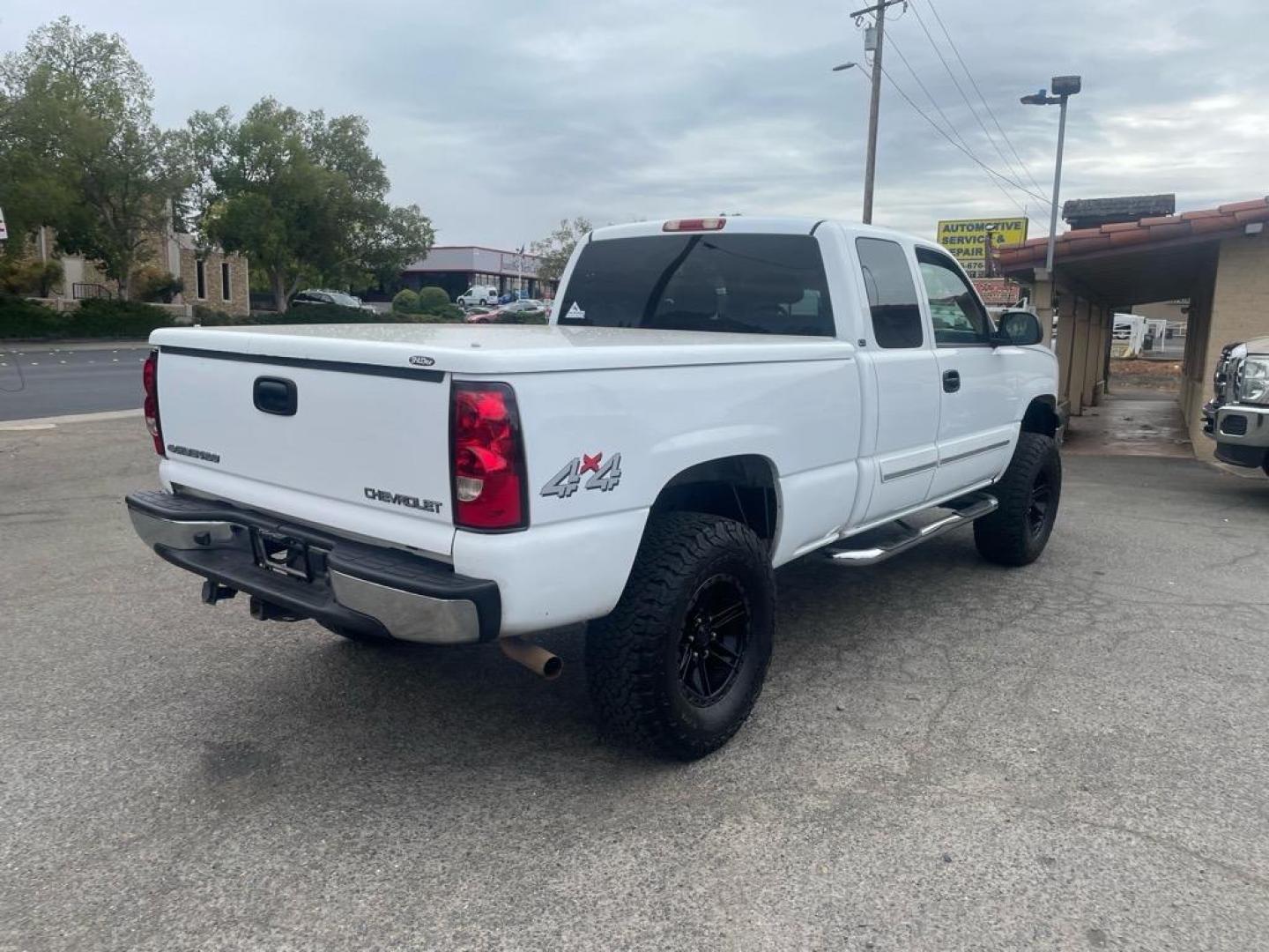 2003 Summit White/Light Pewter Metallic Chevrolet Silverado 1500 LS (1GCEK19V93E) with an 4.8L V8 270hp 285ft. lbs. Other engine, 4-Speed Automatic transmission, located at 800 Riverside Ave, Roseville, CA, 95678, (916) 773-4549, 38.732265, -121.291039 - 4X4 EXTENDED CAB LS LOW MILES LIFTED CLEAN CARFAX - Photo#3