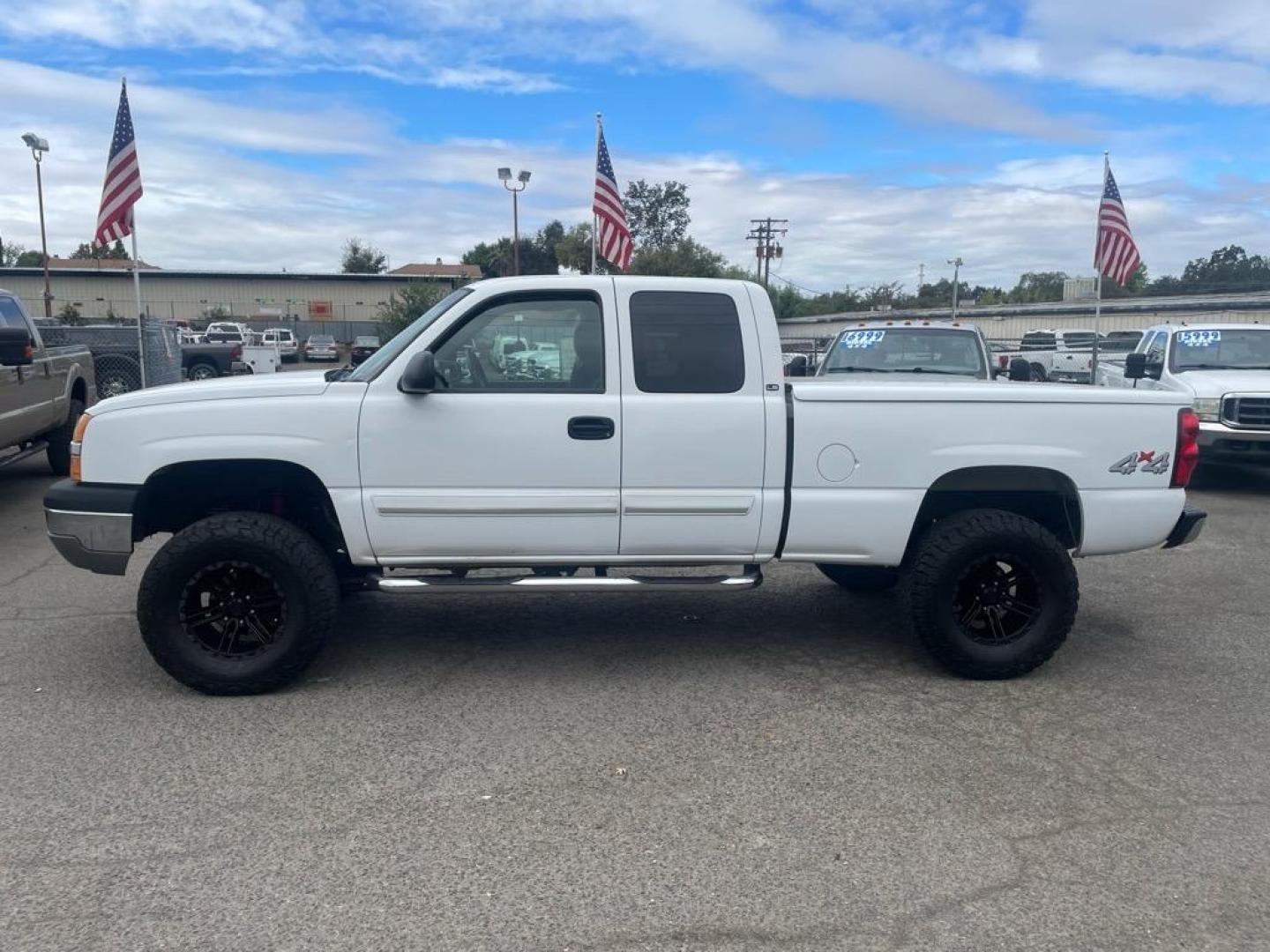 2003 Summit White/Light Pewter Metallic Chevrolet Silverado 1500 LS (1GCEK19V93E) with an 4.8L V8 270hp 285ft. lbs. Other engine, 4-Speed Automatic transmission, located at 800 Riverside Ave, Roseville, CA, 95678, (916) 773-4549, 38.732265, -121.291039 - 4X4 EXTENDED CAB LS LOW MILES LIFTED CLEAN CARFAX - Photo#4