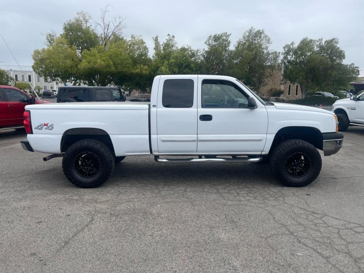 2003 Summit White/Light Pewter Metallic Chevrolet Silverado 1500 LS (1GCEK19V93E) with an 4.8L V8 270hp 285ft. lbs. Other engine, 4-Speed Automatic transmission, located at 800 Riverside Ave, Roseville, CA, 95678, (916) 773-4549, 38.732265, -121.291039 - 4X4 EXTENDED CAB LS LOW MILES LIFTED CLEAN CARFAX - Photo#5