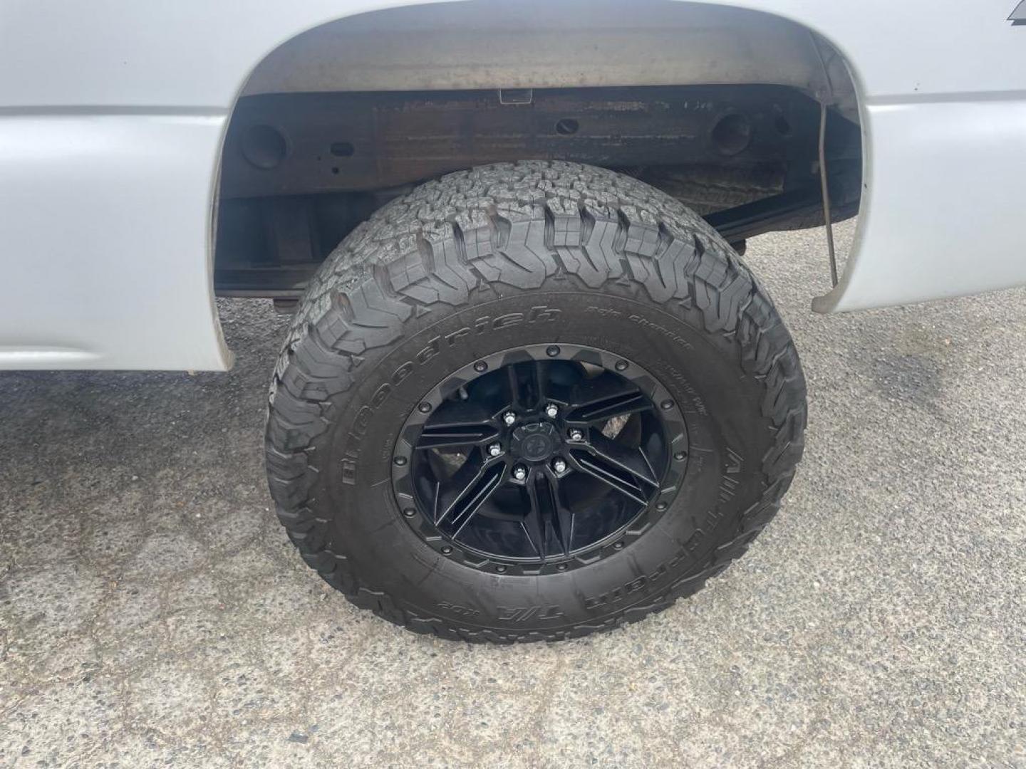 2003 Summit White/Light Pewter Metallic Chevrolet Silverado 1500 LS (1GCEK19V93E) with an 4.8L V8 270hp 285ft. lbs. Other engine, 4-Speed Automatic transmission, located at 800 Riverside Ave, Roseville, CA, 95678, (916) 773-4549, 38.732265, -121.291039 - 4X4 EXTENDED CAB LS LOW MILES LIFTED CLEAN CARFAX - Photo#6