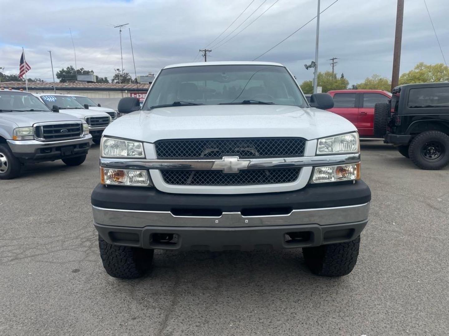 2003 Summit White/Light Pewter Metallic Chevrolet Silverado 1500 LS (1GCEK19V93E) with an 4.8L V8 270hp 285ft. lbs. Other engine, 4-Speed Automatic transmission, located at 800 Riverside Ave, Roseville, CA, 95678, (916) 773-4549, 38.732265, -121.291039 - 4X4 EXTENDED CAB LS LOW MILES LIFTED CLEAN CARFAX - Photo#7