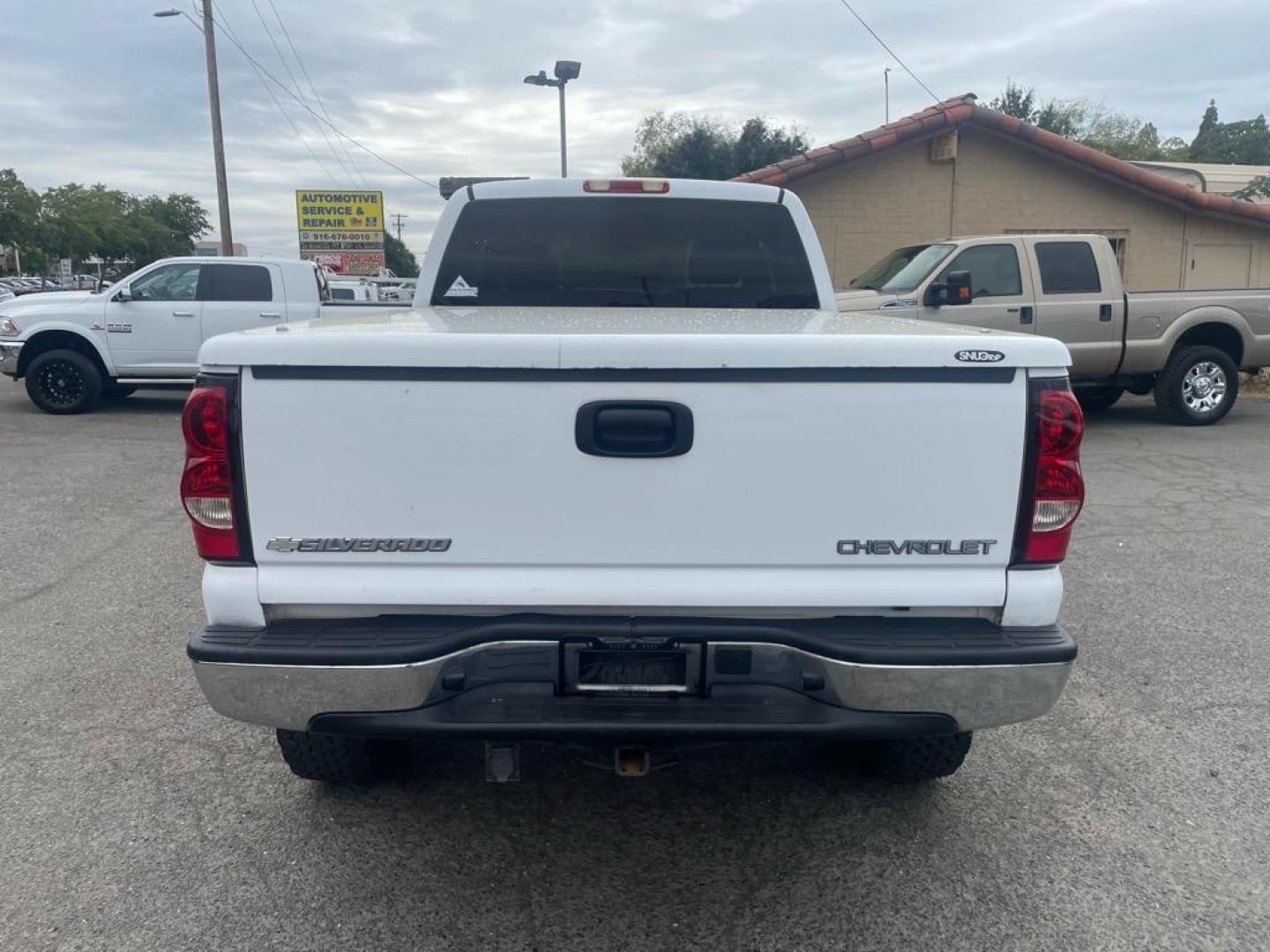 2003 Summit White/Light Pewter Metallic Chevrolet Silverado 1500 LS (1GCEK19V93E) with an 4.8L V8 270hp 285ft. lbs. Other engine, 4-Speed Automatic transmission, located at 800 Riverside Ave, Roseville, CA, 95678, (916) 773-4549, 38.732265, -121.291039 - 4X4 EXTENDED CAB LS LOW MILES LIFTED CLEAN CARFAX - Photo#8