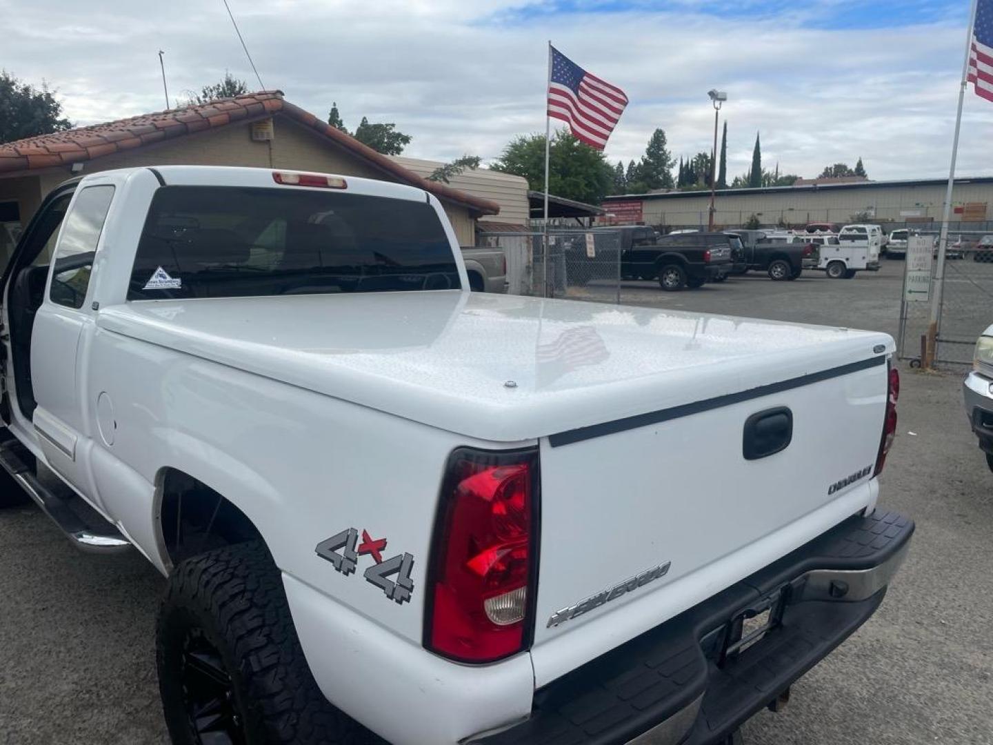 2003 Summit White/Light Pewter Metallic Chevrolet Silverado 1500 LS (1GCEK19V93E) with an 4.8L V8 270hp 285ft. lbs. Other engine, 4-Speed Automatic transmission, located at 800 Riverside Ave, Roseville, CA, 95678, (916) 773-4549, 38.732265, -121.291039 - 4X4 EXTENDED CAB LS LOW MILES LIFTED CLEAN CARFAX - Photo#9
