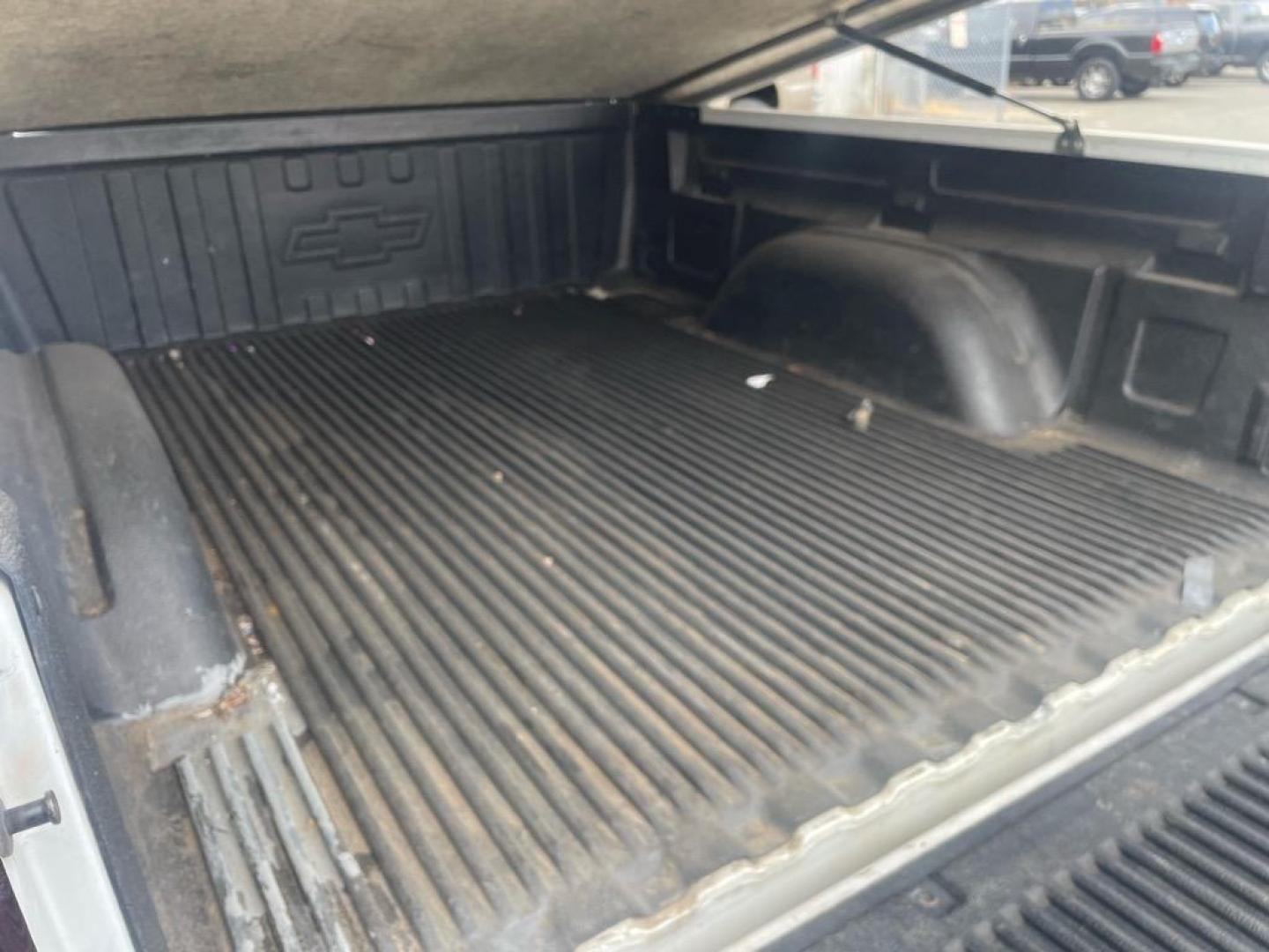 2003 Summit White/Light Pewter Metallic Chevrolet Silverado 1500 LS (1GCEK19V93E) with an 4.8L V8 270hp 285ft. lbs. Other engine, 4-Speed Automatic transmission, located at 800 Riverside Ave, Roseville, CA, 95678, (916) 773-4549, 38.732265, -121.291039 - 4X4 EXTENDED CAB LS LOW MILES LIFTED CLEAN CARFAX - Photo#10