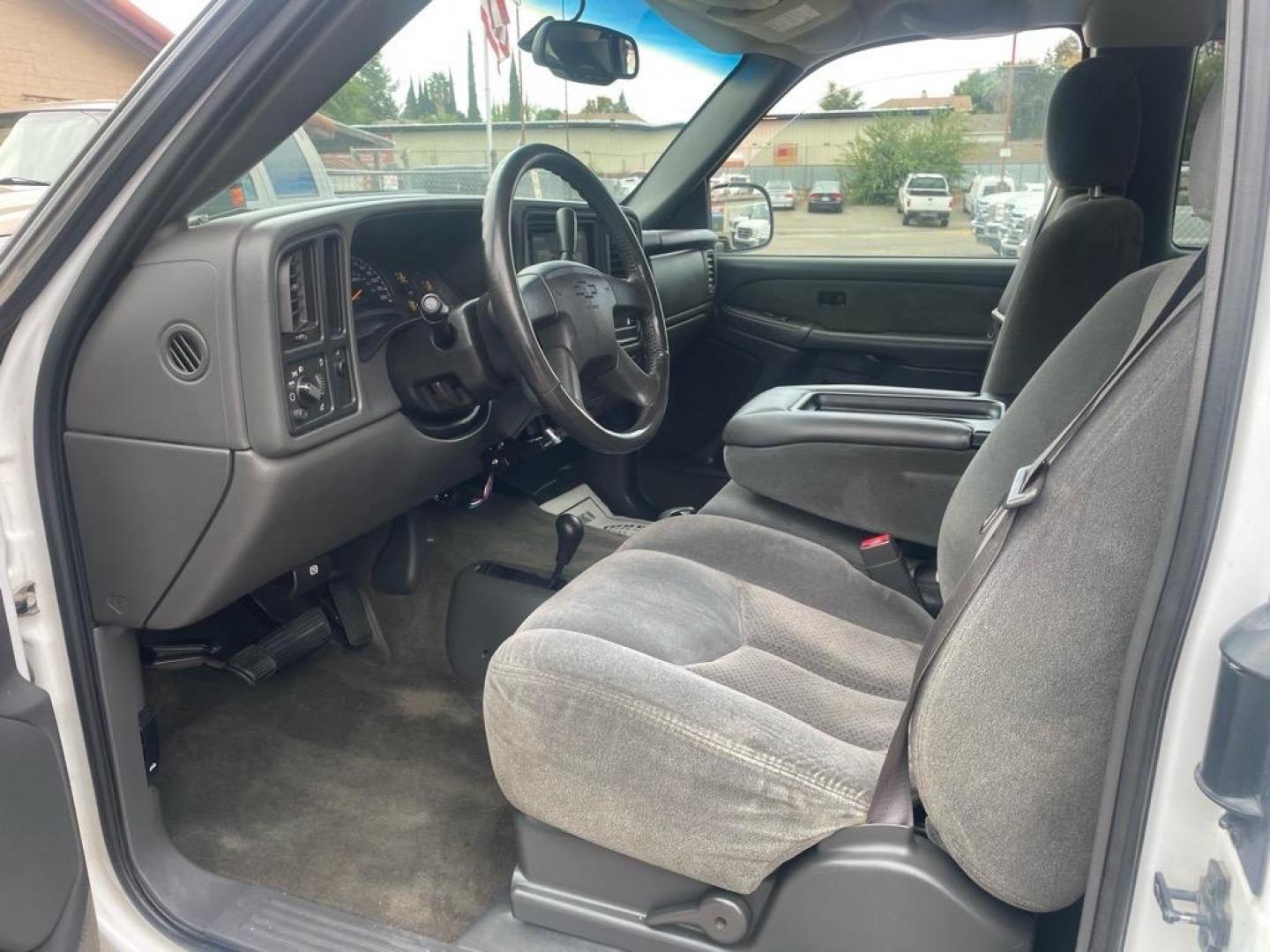 2003 Summit White/Light Pewter Metallic Chevrolet Silverado 1500 LS (1GCEK19V93E) with an 4.8L V8 270hp 285ft. lbs. Other engine, 4-Speed Automatic transmission, located at 800 Riverside Ave, Roseville, CA, 95678, (916) 773-4549, 38.732265, -121.291039 - 4X4 EXTENDED CAB LS LOW MILES LIFTED CLEAN CARFAX - Photo#11