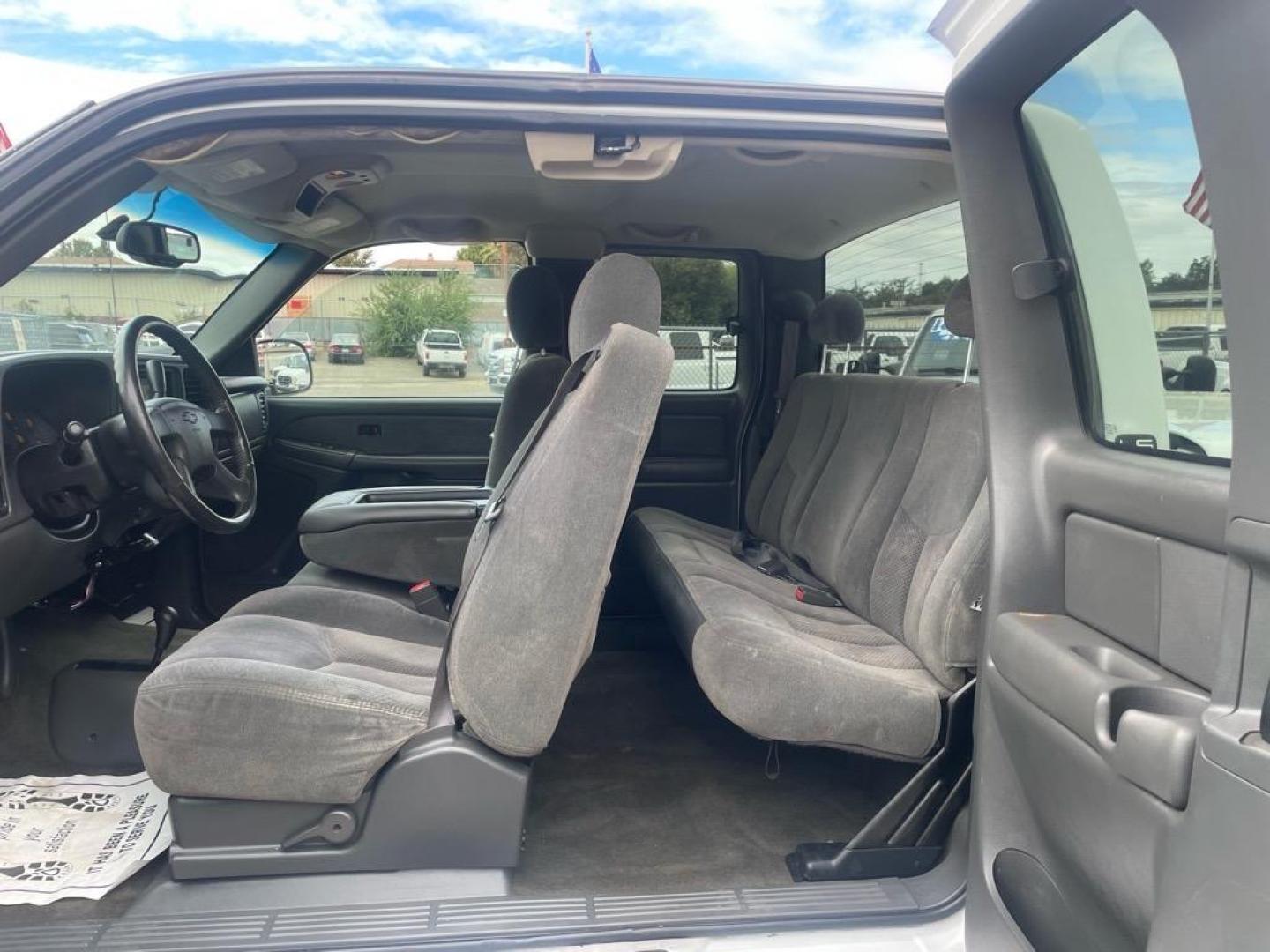 2003 Summit White/Light Pewter Metallic Chevrolet Silverado 1500 LS (1GCEK19V93E) with an 4.8L V8 270hp 285ft. lbs. Other engine, 4-Speed Automatic transmission, located at 800 Riverside Ave, Roseville, CA, 95678, (916) 773-4549, 38.732265, -121.291039 - 4X4 EXTENDED CAB LS LOW MILES LIFTED CLEAN CARFAX - Photo#12