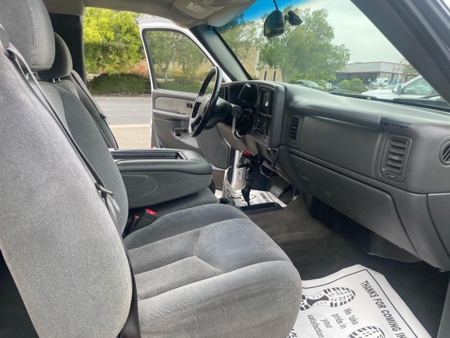 2003 Summit White/Light Pewter Metallic Chevrolet Silverado 1500 LS (1GCEK19V93E) with an 4.8L V8 270hp 285ft. lbs. Other engine, 4-Speed Automatic transmission, located at 800 Riverside Ave, Roseville, CA, 95678, (916) 773-4549, 38.732265, -121.291039 - 4X4 EXTENDED CAB LS LOW MILES LIFTED CLEAN CARFAX - Photo#13