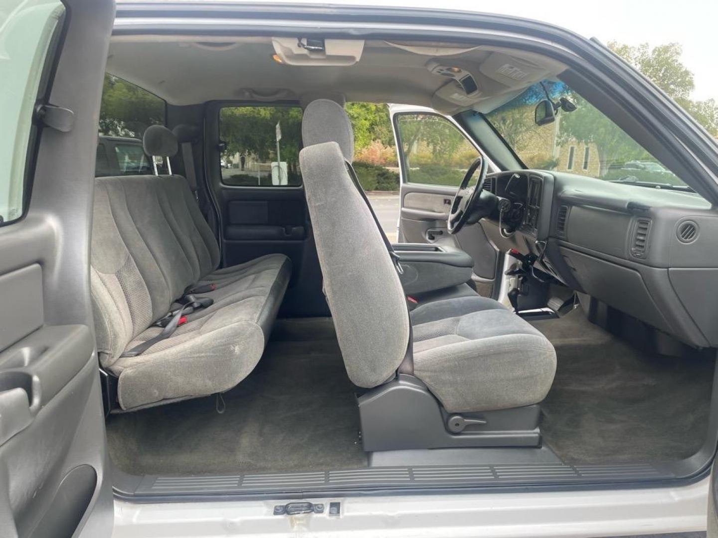 2003 Summit White/Light Pewter Metallic Chevrolet Silverado 1500 LS (1GCEK19V93E) with an 4.8L V8 270hp 285ft. lbs. Other engine, 4-Speed Automatic transmission, located at 800 Riverside Ave, Roseville, CA, 95678, (916) 773-4549, 38.732265, -121.291039 - 4X4 EXTENDED CAB LS LOW MILES LIFTED CLEAN CARFAX - Photo#14
