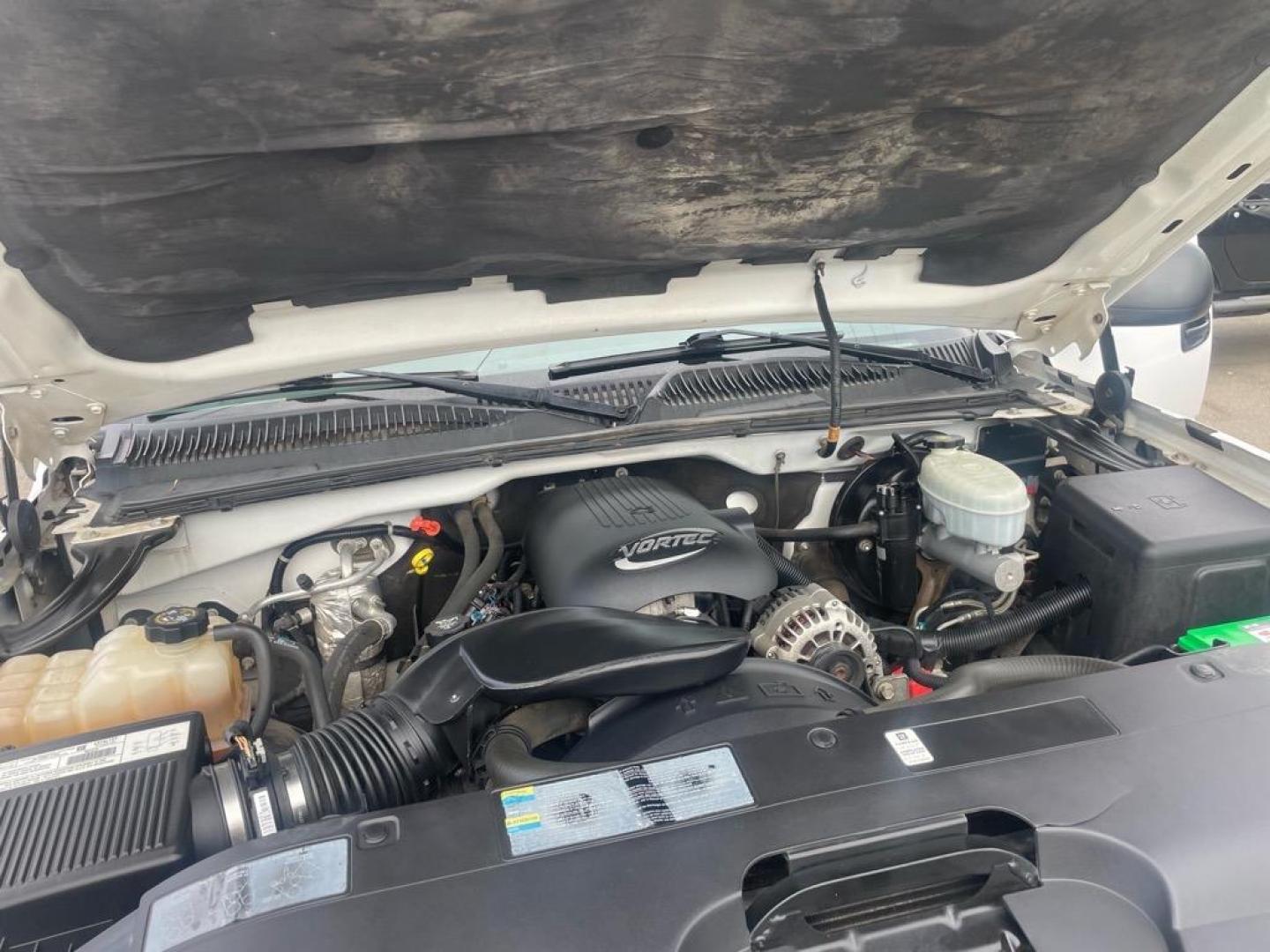 2003 Summit White/Light Pewter Metallic Chevrolet Silverado 1500 LS (1GCEK19V93E) with an 4.8L V8 270hp 285ft. lbs. Other engine, 4-Speed Automatic transmission, located at 800 Riverside Ave, Roseville, CA, 95678, (916) 773-4549, 38.732265, -121.291039 - 4X4 EXTENDED CAB LS LOW MILES LIFTED CLEAN CARFAX - Photo#15