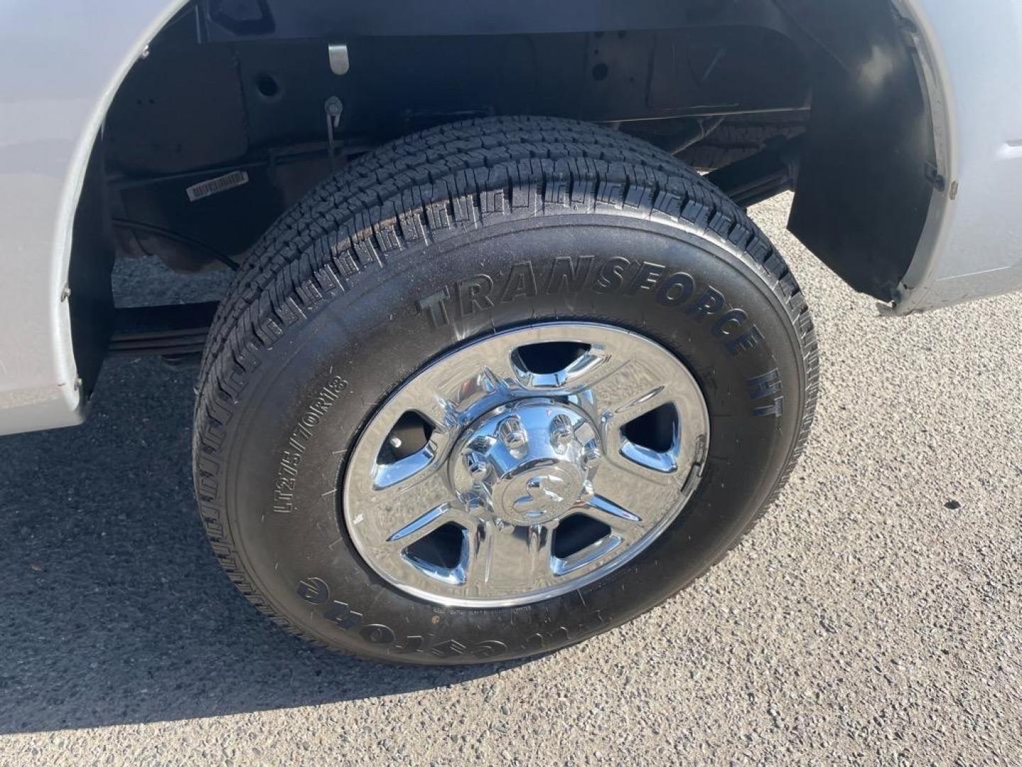 2018 Bright Silver Metallic Clear Coat RAM 3500 Tradesman (3C63R3CJ4JG) with an 6.4L HEMI 6.4L V8 410hp 429ft. lbs. Sequential Multiport Fuel Injection engine, 6-Speed Shiftable Automatic transmission, located at 800 Riverside Ave, Roseville, CA, 95678, (916) 773-4549, 38.732265, -121.291039 - CREW CAB 4X4 TRADESMAN 6.4 HEMI NEW TIRES CLEAN CARFAX - Photo#7