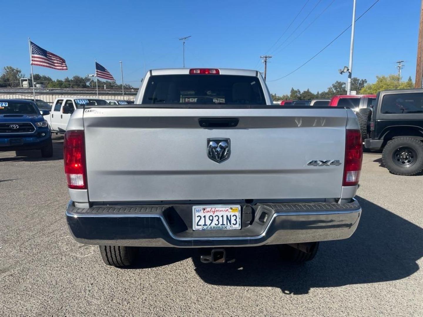 2018 Bright Silver Metallic Clear Coat RAM 3500 Tradesman (3C63R3CJ4JG) with an 6.4L HEMI 6.4L V8 410hp 429ft. lbs. Sequential Multiport Fuel Injection engine, 6-Speed Shiftable Automatic transmission, located at 800 Riverside Ave, Roseville, CA, 95678, (916) 773-4549, 38.732265, -121.291039 - CREW CAB 4X4 TRADESMAN 6.4 HEMI NEW TIRES CLEAN CARFAX - Photo#9