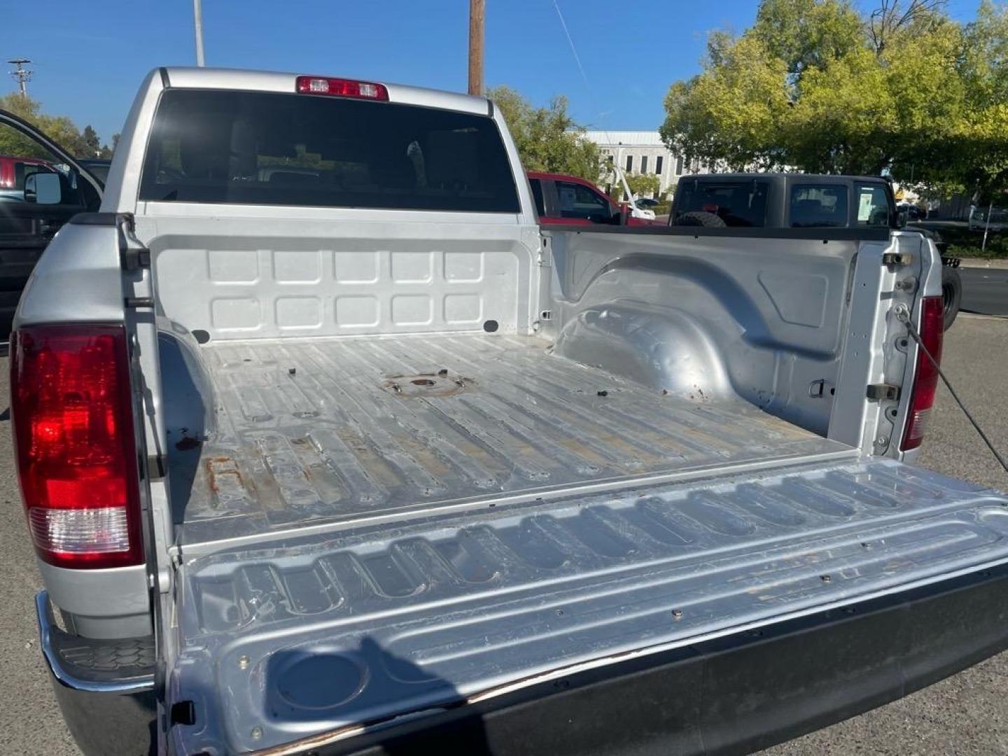 2018 Bright Silver Metallic Clear Coat RAM 3500 Tradesman (3C63R3CJ4JG) with an 6.4L HEMI 6.4L V8 410hp 429ft. lbs. Sequential Multiport Fuel Injection engine, 6-Speed Shiftable Automatic transmission, located at 800 Riverside Ave, Roseville, CA, 95678, (916) 773-4549, 38.732265, -121.291039 - CREW CAB 4X4 TRADESMAN 6.4 HEMI NEW TIRES CLEAN CARFAX - Photo#10