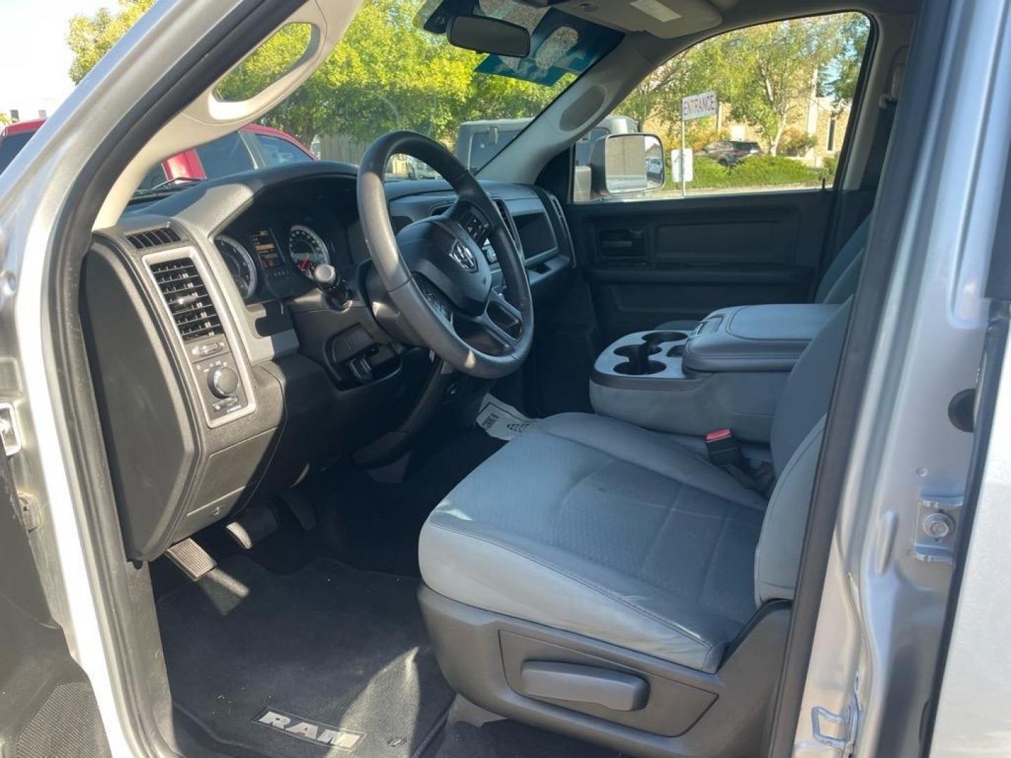 2018 Bright Silver Metallic Clear Coat RAM 3500 Tradesman (3C63R3CJ4JG) with an 6.4L HEMI 6.4L V8 410hp 429ft. lbs. Sequential Multiport Fuel Injection engine, 6-Speed Shiftable Automatic transmission, located at 800 Riverside Ave, Roseville, CA, 95678, (916) 773-4549, 38.732265, -121.291039 - CREW CAB 4X4 TRADESMAN 6.4 HEMI NEW TIRES CLEAN CARFAX - Photo#11