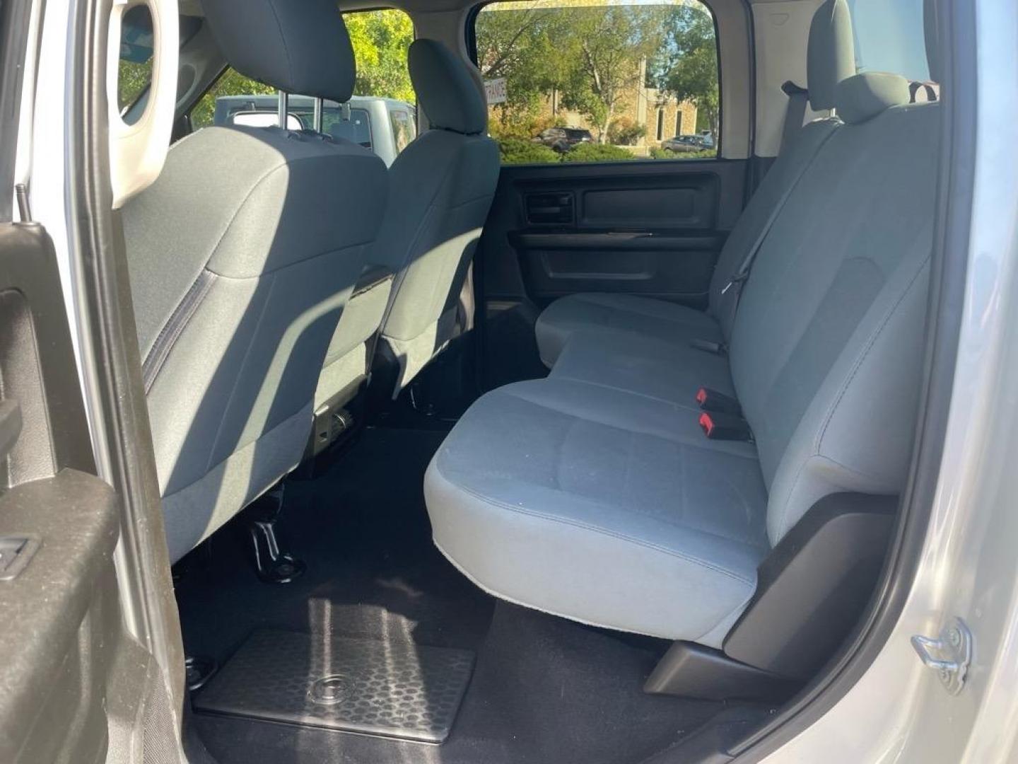 2018 Bright Silver Metallic Clear Coat RAM 3500 Tradesman (3C63R3CJ4JG) with an 6.4L HEMI 6.4L V8 410hp 429ft. lbs. Sequential Multiport Fuel Injection engine, 6-Speed Shiftable Automatic transmission, located at 800 Riverside Ave, Roseville, CA, 95678, (916) 773-4549, 38.732265, -121.291039 - CREW CAB 4X4 TRADESMAN 6.4 HEMI NEW TIRES CLEAN CARFAX - Photo#12