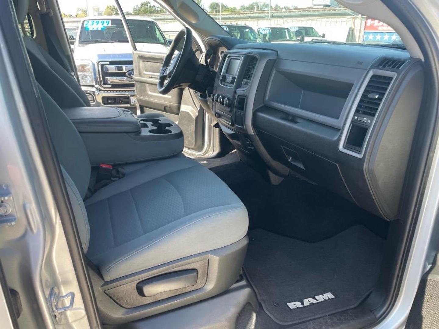 2018 Bright Silver Metallic Clear Coat RAM 3500 Tradesman (3C63R3CJ4JG) with an 6.4L HEMI 6.4L V8 410hp 429ft. lbs. Sequential Multiport Fuel Injection engine, 6-Speed Shiftable Automatic transmission, located at 800 Riverside Ave, Roseville, CA, 95678, (916) 773-4549, 38.732265, -121.291039 - CREW CAB 4X4 TRADESMAN 6.4 HEMI NEW TIRES CLEAN CARFAX - Photo#13