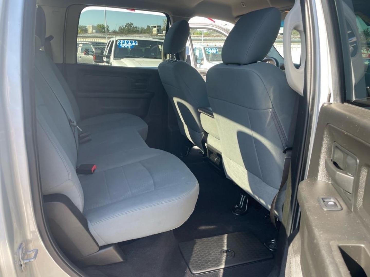2018 Bright Silver Metallic Clear Coat RAM 3500 Tradesman (3C63R3CJ4JG) with an 6.4L HEMI 6.4L V8 410hp 429ft. lbs. Sequential Multiport Fuel Injection engine, 6-Speed Shiftable Automatic transmission, located at 800 Riverside Ave, Roseville, CA, 95678, (916) 773-4549, 38.732265, -121.291039 - CREW CAB 4X4 TRADESMAN 6.4 HEMI NEW TIRES CLEAN CARFAX - Photo#14