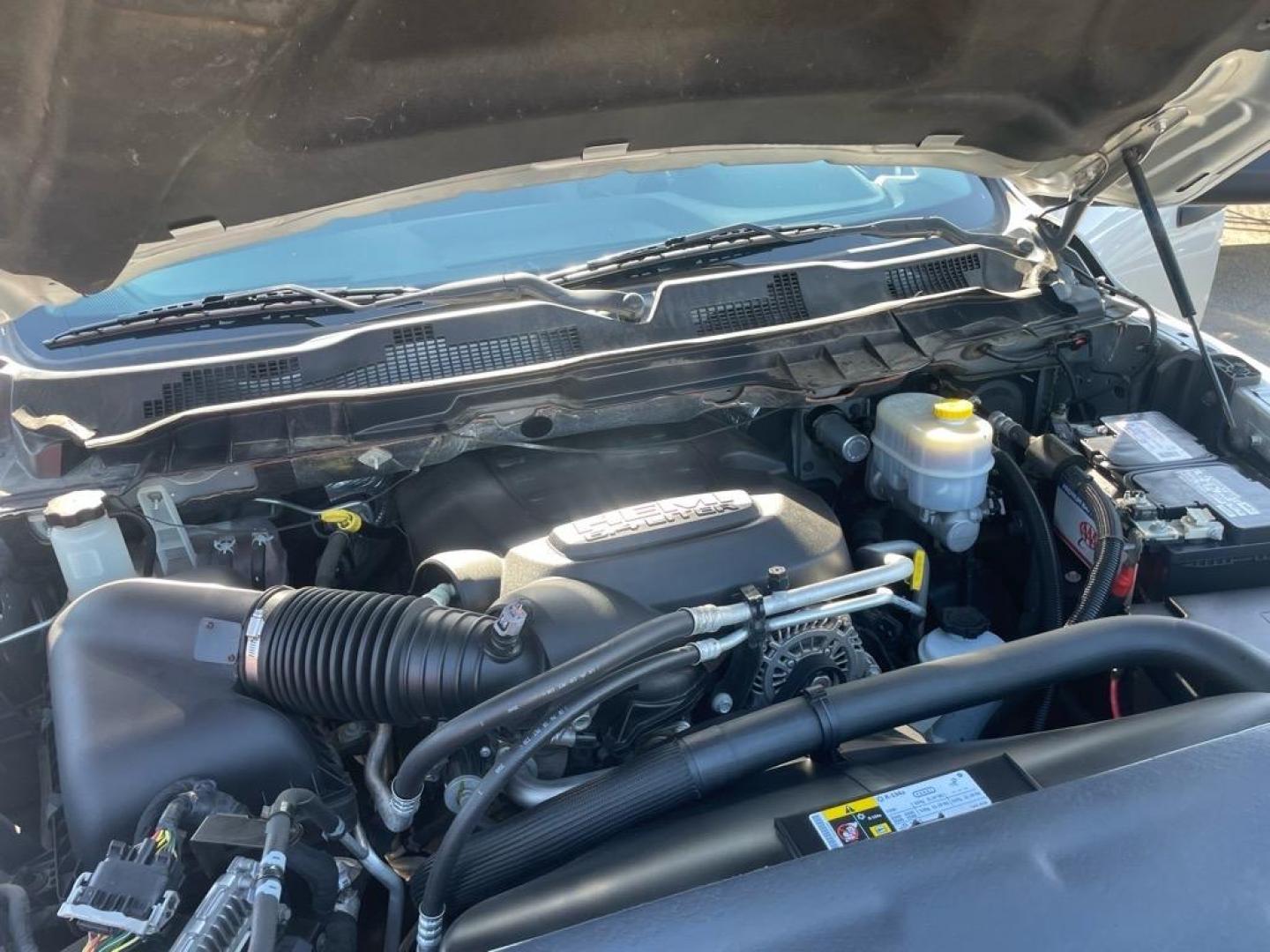 2018 Bright Silver Metallic Clear Coat RAM 3500 Tradesman (3C63R3CJ4JG) with an 6.4L HEMI 6.4L V8 410hp 429ft. lbs. Sequential Multiport Fuel Injection engine, 6-Speed Shiftable Automatic transmission, located at 800 Riverside Ave, Roseville, CA, 95678, (916) 773-4549, 38.732265, -121.291039 - CREW CAB 4X4 TRADESMAN 6.4 HEMI NEW TIRES CLEAN CARFAX - Photo#15