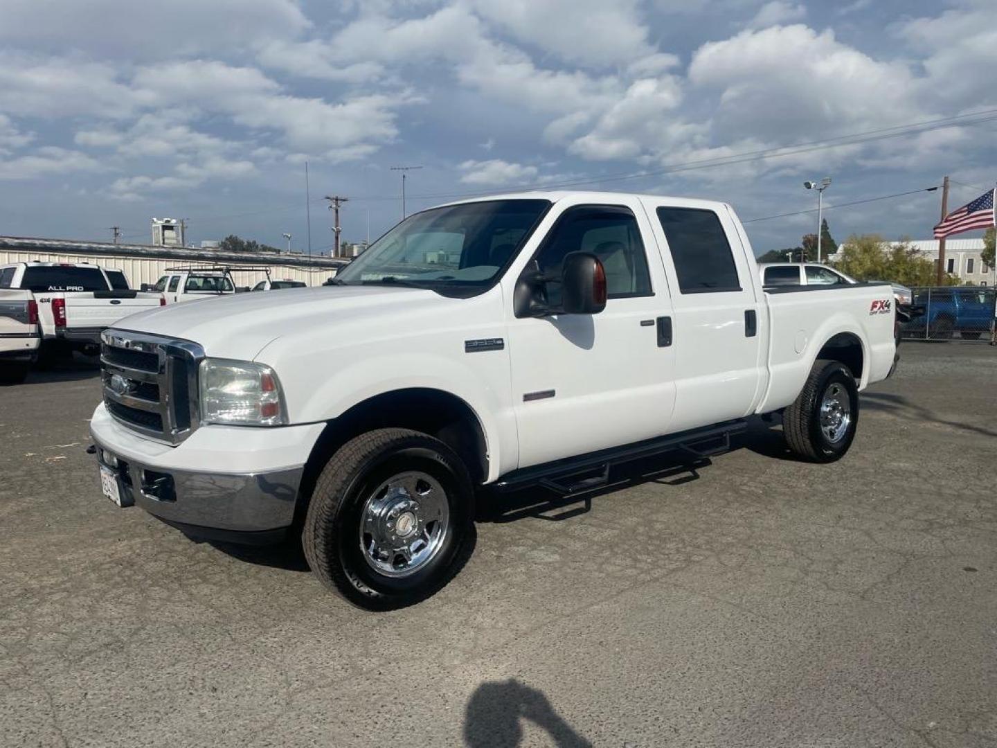 2006 Oxford White Clearcoat Ford F-250 Super Duty XLT (1FTSW21P06E) with an 6.0L Power Stroke 6.0L Diesel Turbo V8 325hp 560ft. lbs. Direct Injection engine, 5-Speed Automatic transmission, located at 800 Riverside Ave, Roseville, CA, 95678, (916) 773-4549, 38.732265, -121.291039 - DIESEL CREW CAB 4X4 FX4 XLT 95K MILES - Photo#0