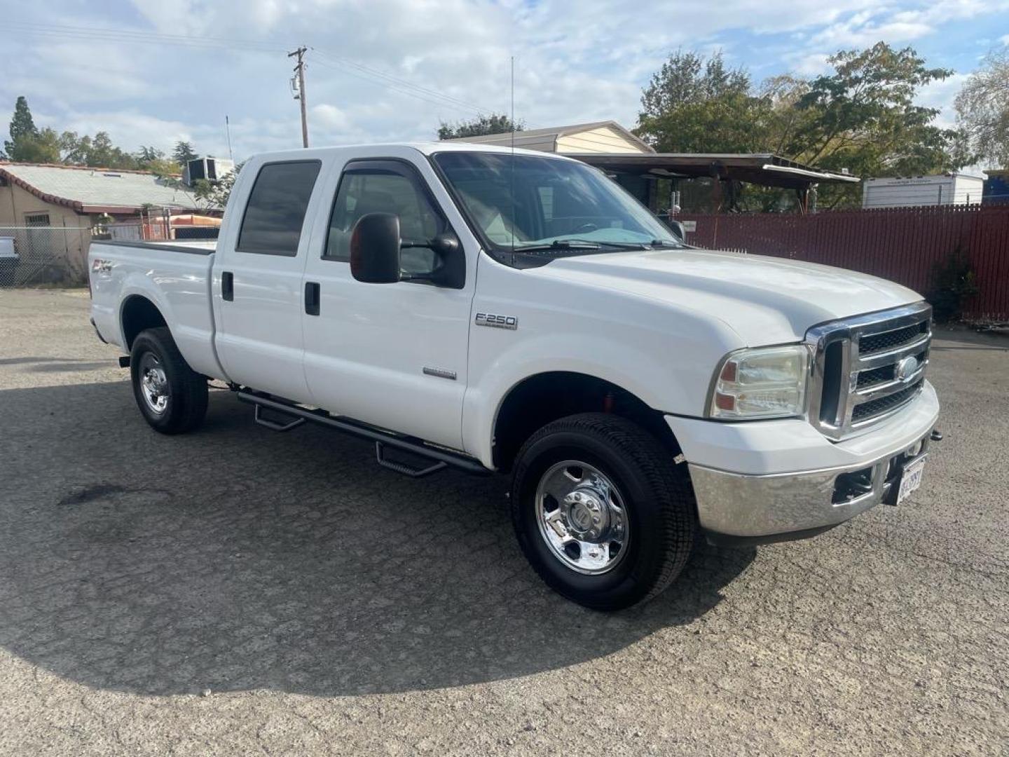 2006 Oxford White Clearcoat Ford F-250 Super Duty XLT (1FTSW21P06E) with an 6.0L Power Stroke 6.0L Diesel Turbo V8 325hp 560ft. lbs. Direct Injection engine, 5-Speed Automatic transmission, located at 800 Riverside Ave, Roseville, CA, 95678, (916) 773-4549, 38.732265, -121.291039 - DIESEL CREW CAB 4X4 FX4 XLT 95K MILES - Photo#1