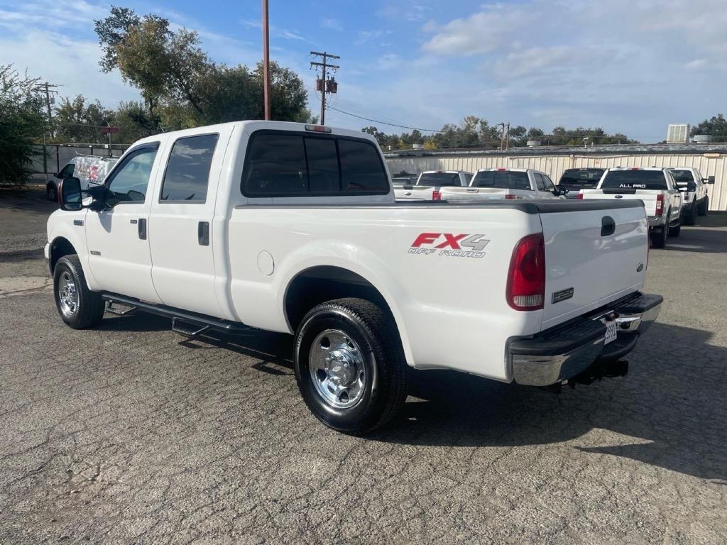 2006 Oxford White Clearcoat Ford F-250 Super Duty XLT (1FTSW21P06E) with an 6.0L Power Stroke 6.0L Diesel Turbo V8 325hp 560ft. lbs. Direct Injection engine, 5-Speed Automatic transmission, located at 800 Riverside Ave, Roseville, CA, 95678, (916) 773-4549, 38.732265, -121.291039 - DIESEL CREW CAB 4X4 FX4 XLT 95K MILES - Photo#2