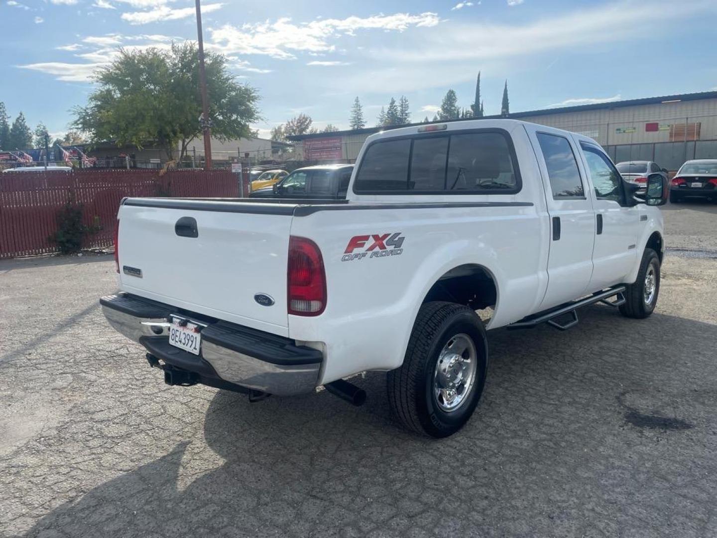 2006 Oxford White Clearcoat Ford F-250 Super Duty XLT (1FTSW21P06E) with an 6.0L Power Stroke 6.0L Diesel Turbo V8 325hp 560ft. lbs. Direct Injection engine, 5-Speed Automatic transmission, located at 800 Riverside Ave, Roseville, CA, 95678, (916) 773-4549, 38.732265, -121.291039 - DIESEL CREW CAB 4X4 FX4 XLT 95K MILES - Photo#3