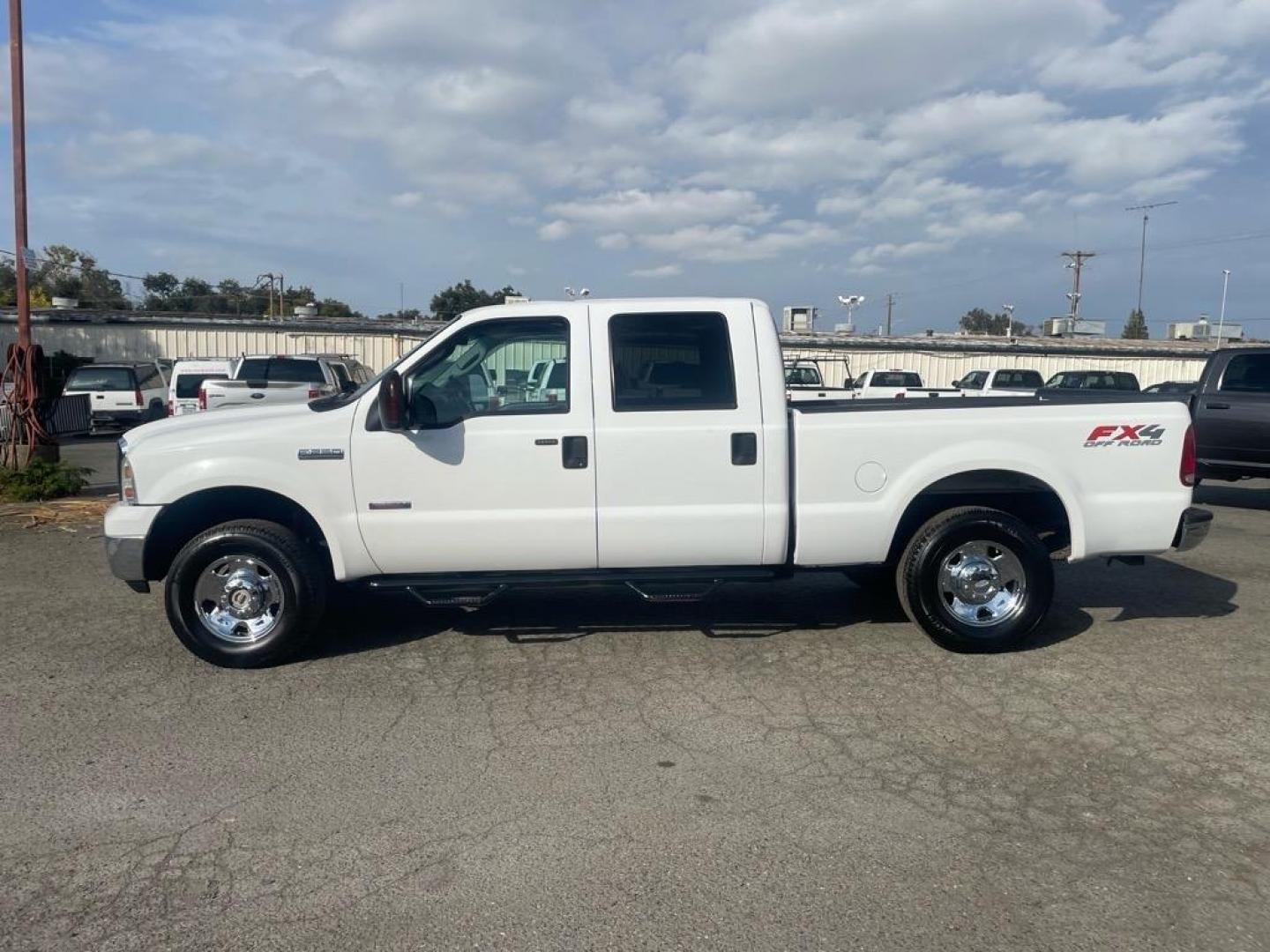 2006 Oxford White Clearcoat Ford F-250 Super Duty XLT (1FTSW21P06E) with an 6.0L Power Stroke 6.0L Diesel Turbo V8 325hp 560ft. lbs. Direct Injection engine, 5-Speed Automatic transmission, located at 800 Riverside Ave, Roseville, CA, 95678, (916) 773-4549, 38.732265, -121.291039 - DIESEL CREW CAB 4X4 FX4 XLT 95K MILES - Photo#4