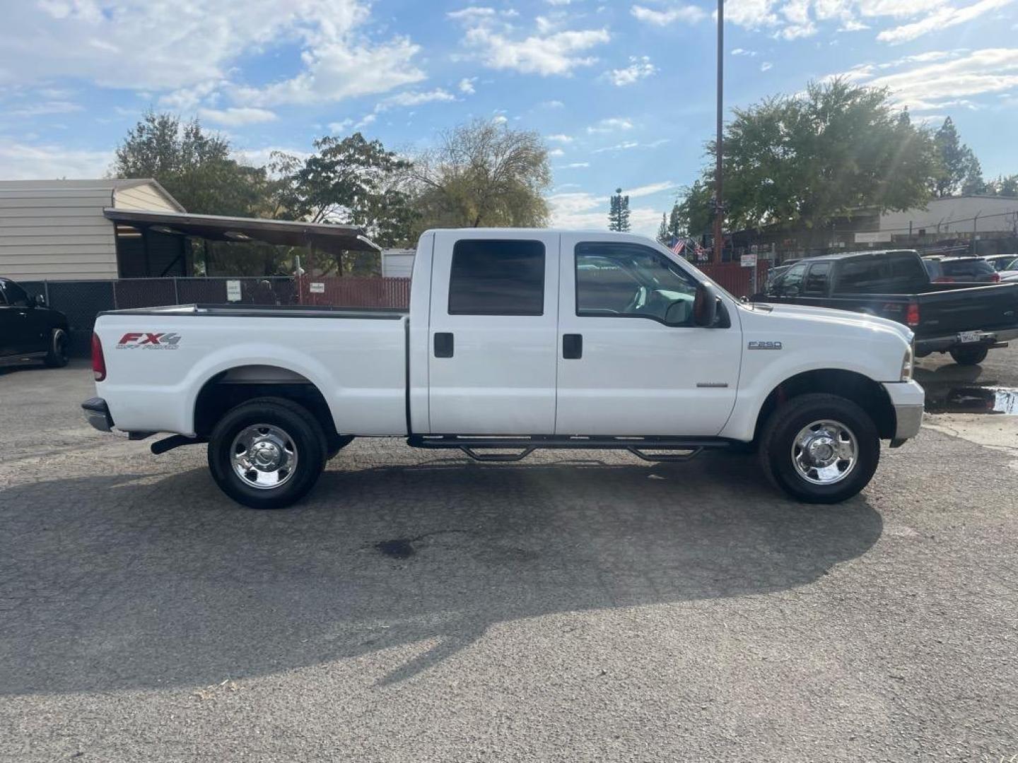 2006 Oxford White Clearcoat Ford F-250 Super Duty XLT (1FTSW21P06E) with an 6.0L Power Stroke 6.0L Diesel Turbo V8 325hp 560ft. lbs. Direct Injection engine, 5-Speed Automatic transmission, located at 800 Riverside Ave, Roseville, CA, 95678, (916) 773-4549, 38.732265, -121.291039 - DIESEL CREW CAB 4X4 FX4 XLT 95K MILES - Photo#5