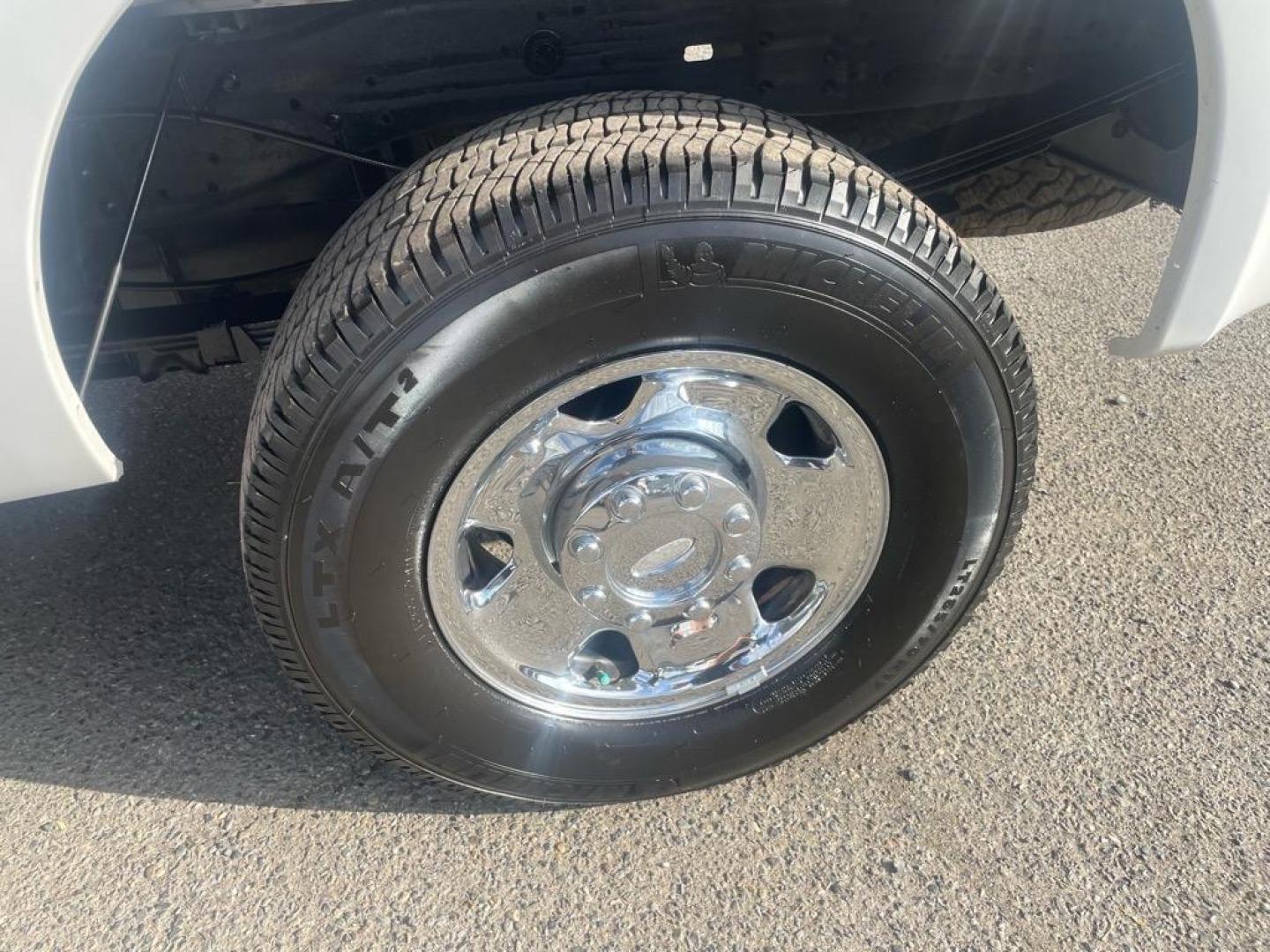 2006 Oxford White Clearcoat Ford F-250 Super Duty XLT (1FTSW21P06E) with an 6.0L Power Stroke 6.0L Diesel Turbo V8 325hp 560ft. lbs. Direct Injection engine, 5-Speed Automatic transmission, located at 800 Riverside Ave, Roseville, CA, 95678, (916) 773-4549, 38.732265, -121.291039 - DIESEL CREW CAB 4X4 FX4 XLT 95K MILES - Photo#6