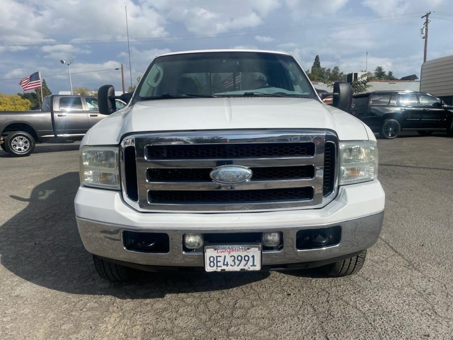 2006 Oxford White Clearcoat Ford F-250 Super Duty XLT (1FTSW21P06E) with an 6.0L Power Stroke 6.0L Diesel Turbo V8 325hp 560ft. lbs. Direct Injection engine, 5-Speed Automatic transmission, located at 800 Riverside Ave, Roseville, CA, 95678, (916) 773-4549, 38.732265, -121.291039 - DIESEL CREW CAB 4X4 FX4 XLT 95K MILES - Photo#7