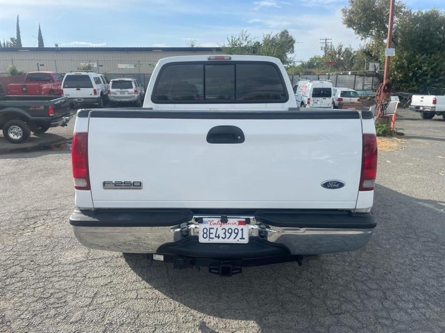 2006 Oxford White Clearcoat Ford F-250 Super Duty XLT (1FTSW21P06E) with an 6.0L Power Stroke 6.0L Diesel Turbo V8 325hp 560ft. lbs. Direct Injection engine, 5-Speed Automatic transmission, located at 800 Riverside Ave, Roseville, CA, 95678, (916) 773-4549, 38.732265, -121.291039 - DIESEL CREW CAB 4X4 FX4 XLT 95K MILES - Photo#8