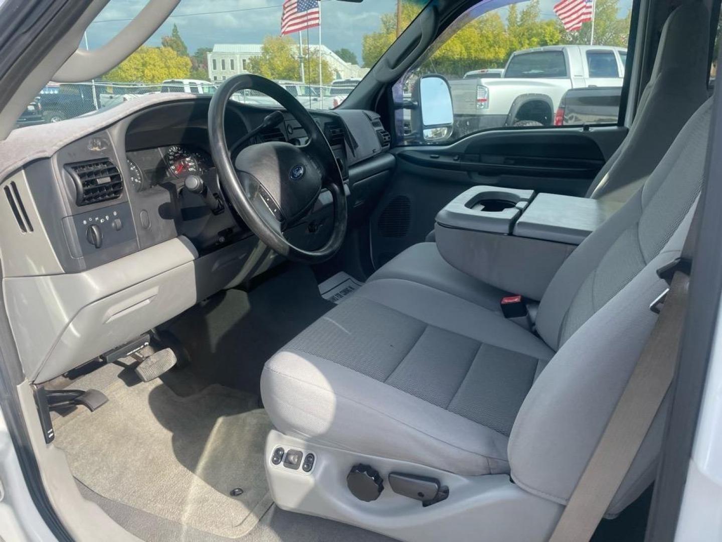 2006 Oxford White Clearcoat Ford F-250 Super Duty XLT (1FTSW21P06E) with an 6.0L Power Stroke 6.0L Diesel Turbo V8 325hp 560ft. lbs. Direct Injection engine, 5-Speed Automatic transmission, located at 800 Riverside Ave, Roseville, CA, 95678, (916) 773-4549, 38.732265, -121.291039 - DIESEL CREW CAB 4X4 FX4 XLT 95K MILES - Photo#10