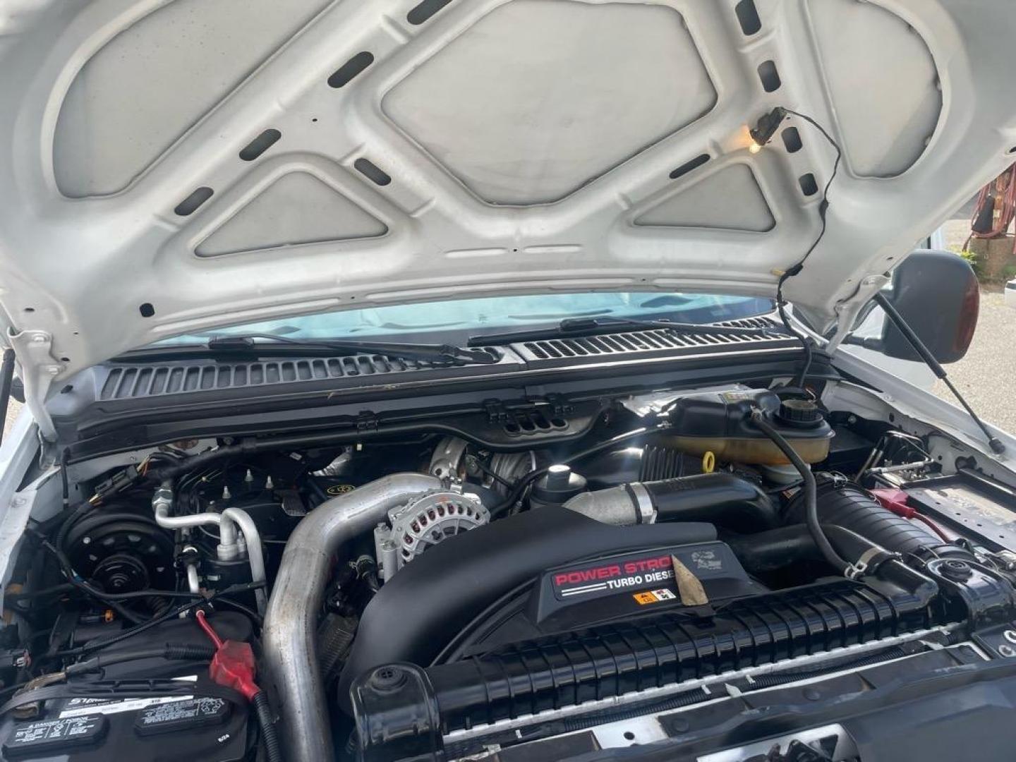 2006 Oxford White Clearcoat Ford F-250 Super Duty XLT (1FTSW21P06E) with an 6.0L Power Stroke 6.0L Diesel Turbo V8 325hp 560ft. lbs. Direct Injection engine, 5-Speed Automatic transmission, located at 800 Riverside Ave, Roseville, CA, 95678, (916) 773-4549, 38.732265, -121.291039 - DIESEL CREW CAB 4X4 FX4 XLT 95K MILES - Photo#14