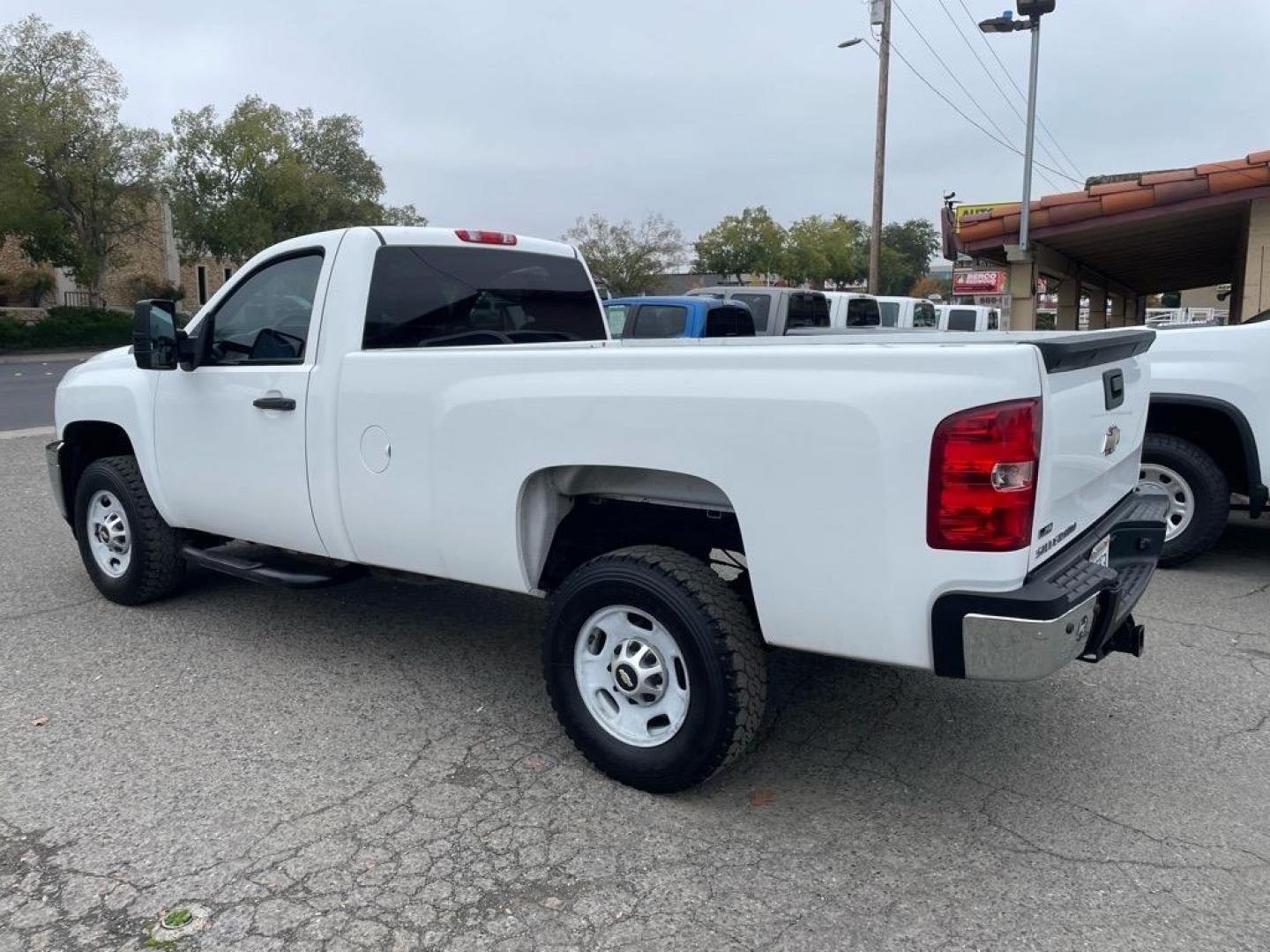 2013 Summit White Chevrolet Silverado 2500HD Work Truck (1GC0CVCG8DF) with an 6.0L 6.0L V8 360hp 380ft. lbs. Sequential Electronic Fuel Injection engine, 6-Speed Shiftable Automatic transmission, located at 800 Riverside Ave, Roseville, CA, 95678, (916) 773-4549, 38.732265, -121.291039 - Photo#2