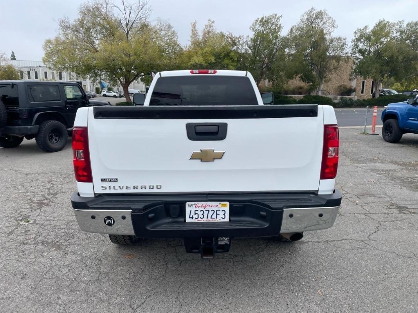 2013 Summit White Chevrolet Silverado 2500HD Work Truck (1GC0CVCG8DF) with an 6.0L 6.0L V8 360hp 380ft. lbs. Sequential Electronic Fuel Injection engine, 6-Speed Shiftable Automatic transmission, located at 800 Riverside Ave, Roseville, CA, 95678, (916) 773-4549, 38.732265, -121.291039 - Photo#3