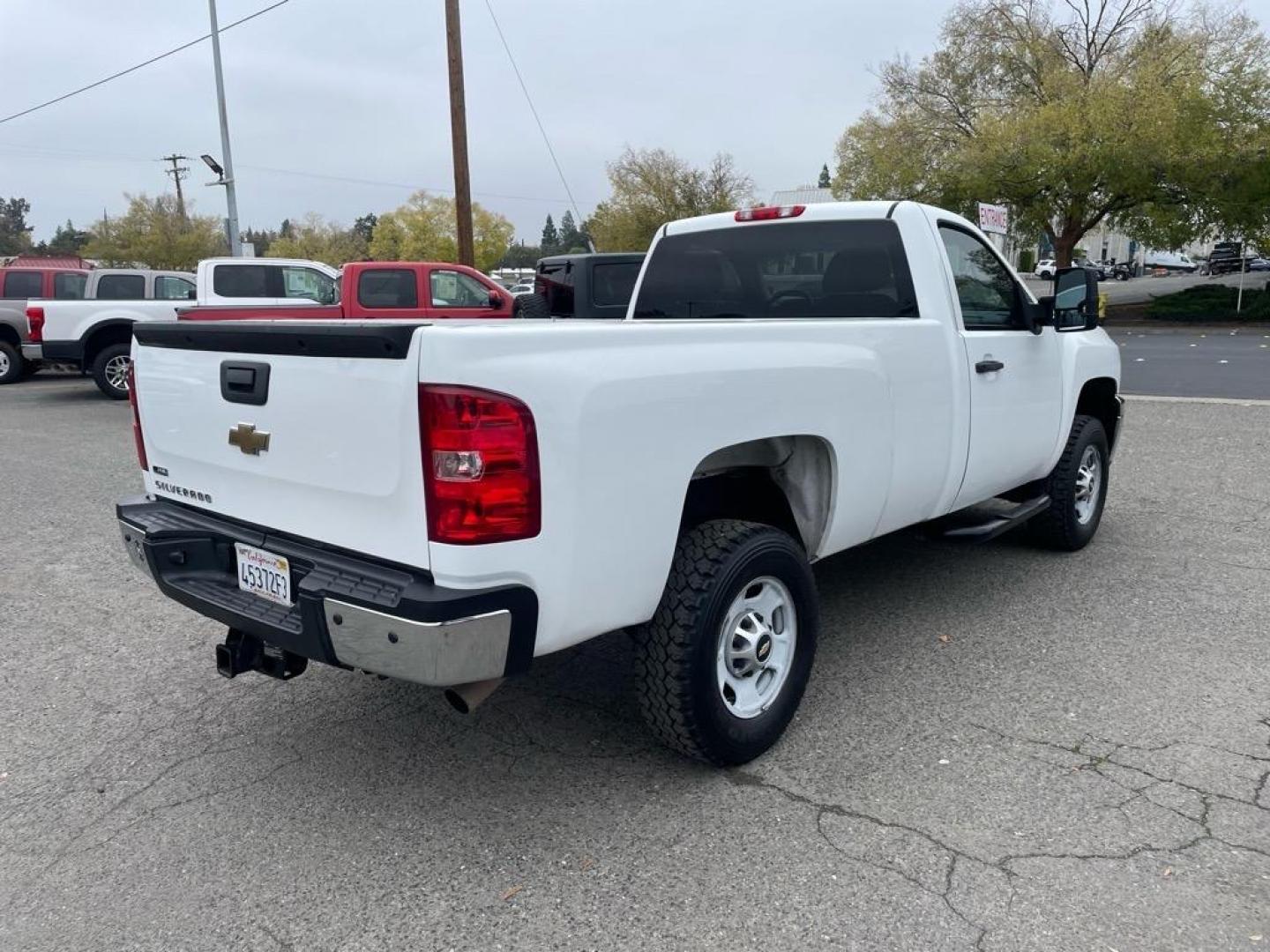 2013 Summit White Chevrolet Silverado 2500HD Work Truck (1GC0CVCG8DF) with an 6.0L 6.0L V8 360hp 380ft. lbs. Sequential Electronic Fuel Injection engine, 6-Speed Shiftable Automatic transmission, located at 800 Riverside Ave, Roseville, CA, 95678, (916) 773-4549, 38.732265, -121.291039 - Photo#4