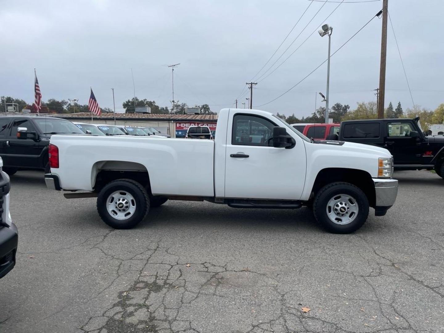 2013 Summit White Chevrolet Silverado 2500HD Work Truck (1GC0CVCG8DF) with an 6.0L 6.0L V8 360hp 380ft. lbs. Sequential Electronic Fuel Injection engine, 6-Speed Shiftable Automatic transmission, located at 800 Riverside Ave, Roseville, CA, 95678, (916) 773-4549, 38.732265, -121.291039 - Photo#5