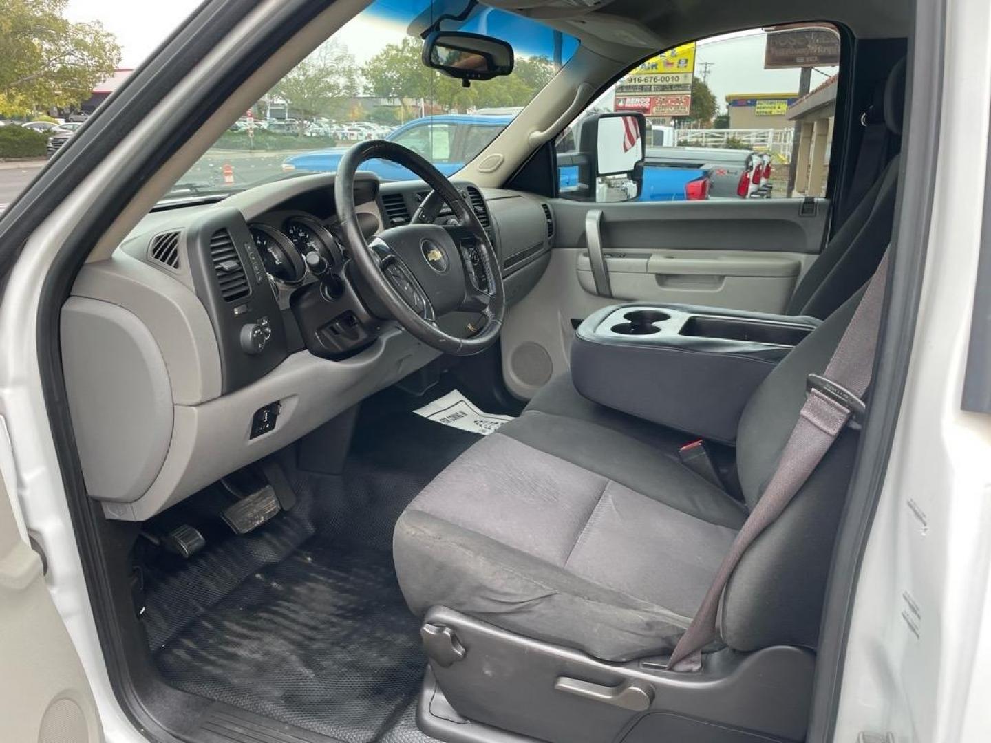 2013 Summit White Chevrolet Silverado 2500HD Work Truck (1GC0CVCG8DF) with an 6.0L 6.0L V8 360hp 380ft. lbs. Sequential Electronic Fuel Injection engine, 6-Speed Shiftable Automatic transmission, located at 800 Riverside Ave, Roseville, CA, 95678, (916) 773-4549, 38.732265, -121.291039 - Photo#8