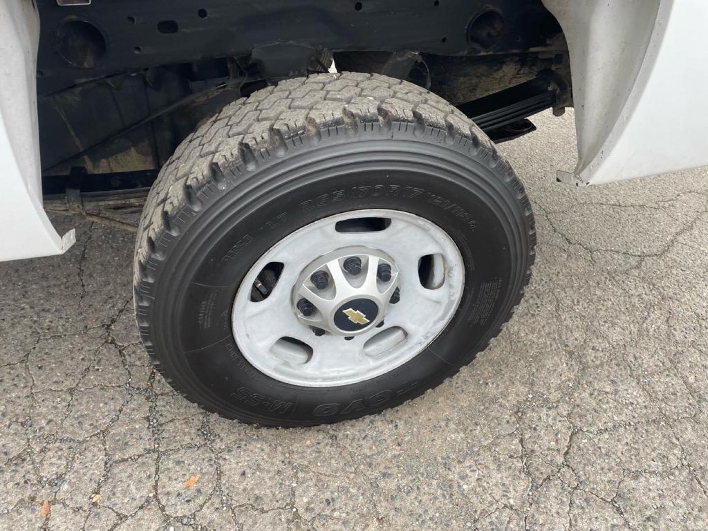 2013 Summit White Chevrolet Silverado 2500HD Work Truck (1GC0CVCG8DF) with an 6.0L 6.0L V8 360hp 380ft. lbs. Sequential Electronic Fuel Injection engine, 6-Speed Shiftable Automatic transmission, located at 800 Riverside Ave, Roseville, CA, 95678, (916) 773-4549, 38.732265, -121.291039 - Photo#9
