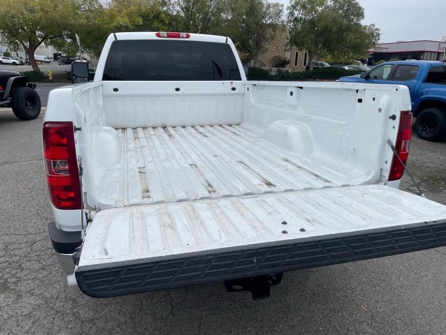 2013 Summit White Chevrolet Silverado 2500HD Work Truck (1GC0CVCG8DF) with an 6.0L 6.0L V8 360hp 380ft. lbs. Sequential Electronic Fuel Injection engine, 6-Speed Shiftable Automatic transmission, located at 800 Riverside Ave, Roseville, CA, 95678, (916) 773-4549, 38.732265, -121.291039 - Photo#10