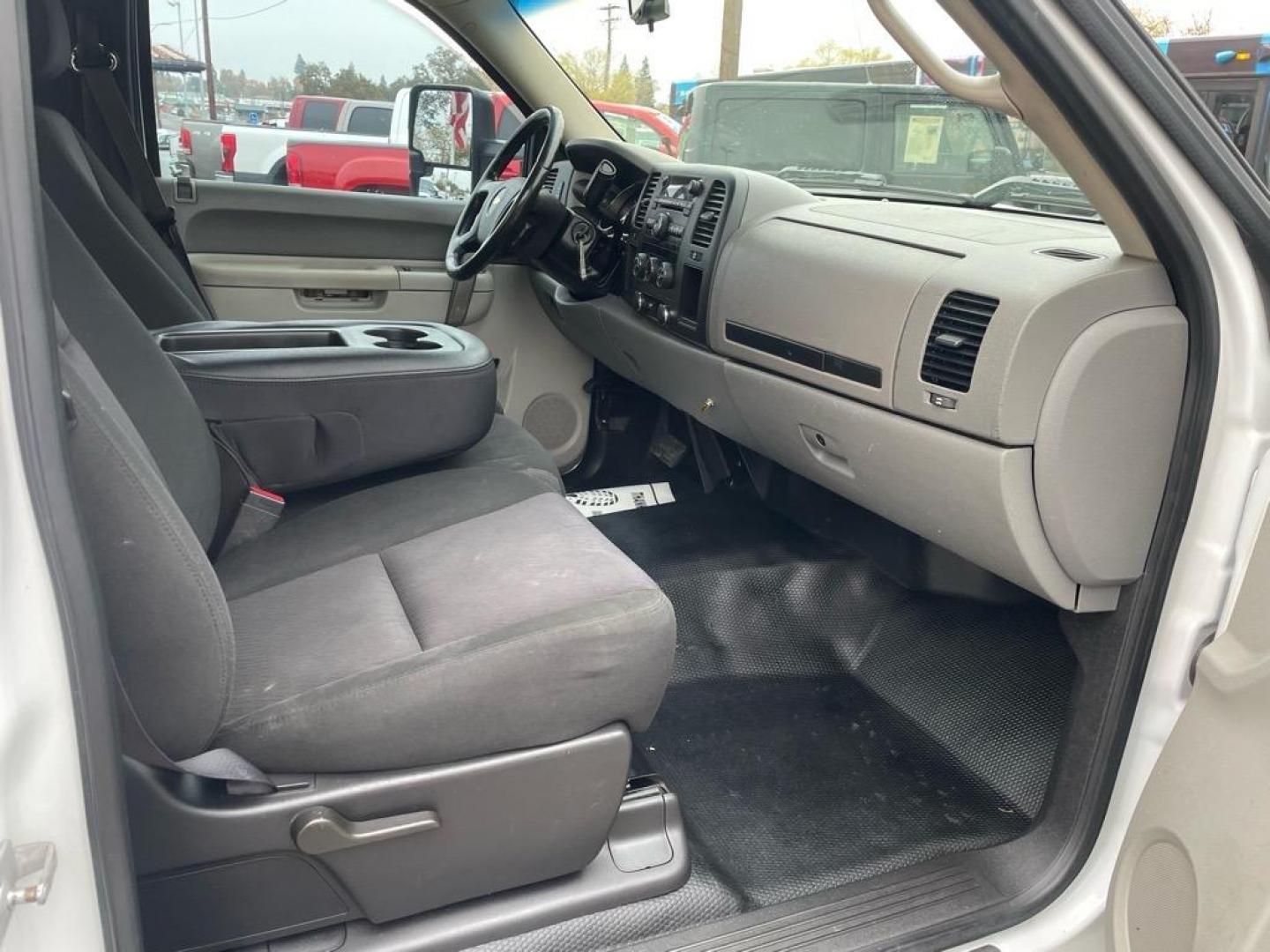 2013 Summit White Chevrolet Silverado 2500HD Work Truck (1GC0CVCG8DF) with an 6.0L 6.0L V8 360hp 380ft. lbs. Sequential Electronic Fuel Injection engine, 6-Speed Shiftable Automatic transmission, located at 800 Riverside Ave, Roseville, CA, 95678, (916) 773-4549, 38.732265, -121.291039 - Photo#11